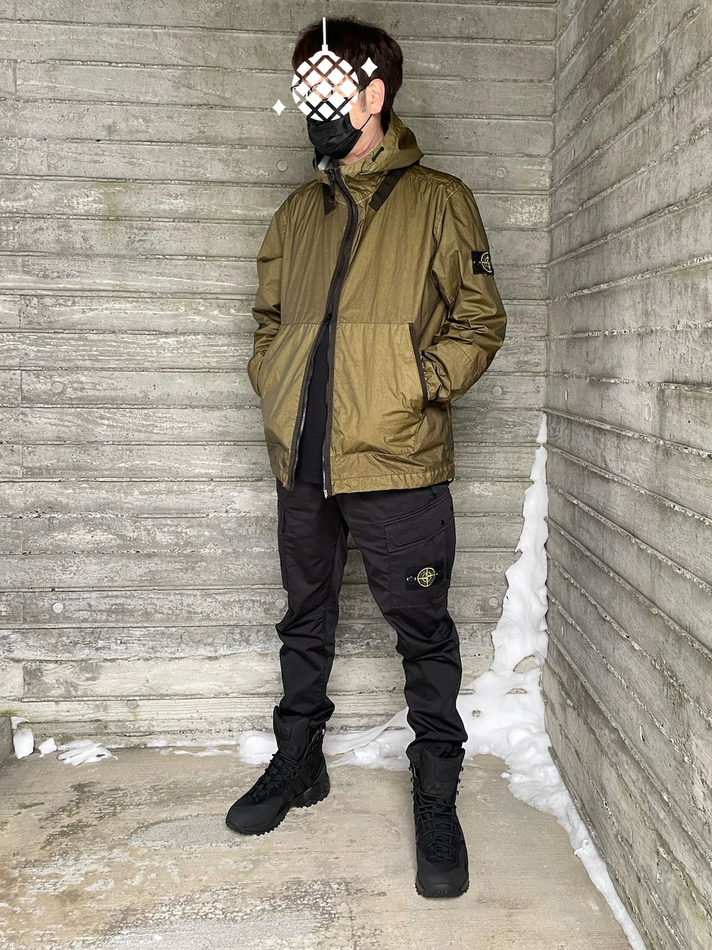 「大人コーデ、ストーンアイランド、カーゴパンツ、ブラックブーツ、Y-3、ミリタリー、カーキ、stoneisland、フードパーカー、フードコート、黒、ブラック、オトナカジュアル、冬コーデ、スニーカーコーデ」｜「STONE ISLANDのアイテム（マウンテンパーカー、グリーン系）」を使った、T-Hopeさん（メンズ・180cm）の冬コーディネートの1枚目の写真