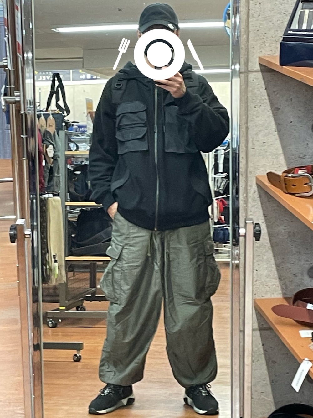 「休日スタイル、メンズコーデ、ヒザデルパンツ、ニードルス、秋服、カーゴパンツ、NEEDLES、ワイドパンツ、ミリタリー、カーキパンツ、カジュアルコーデ、カーキ、キャップ、ブラック、秋コーデ」｜「Needlesのアイテム（カーゴパンツ、グリーン系）」を使った、T-Hopeさん（メンズ・180cm）の秋コーディネートの1枚目の写真