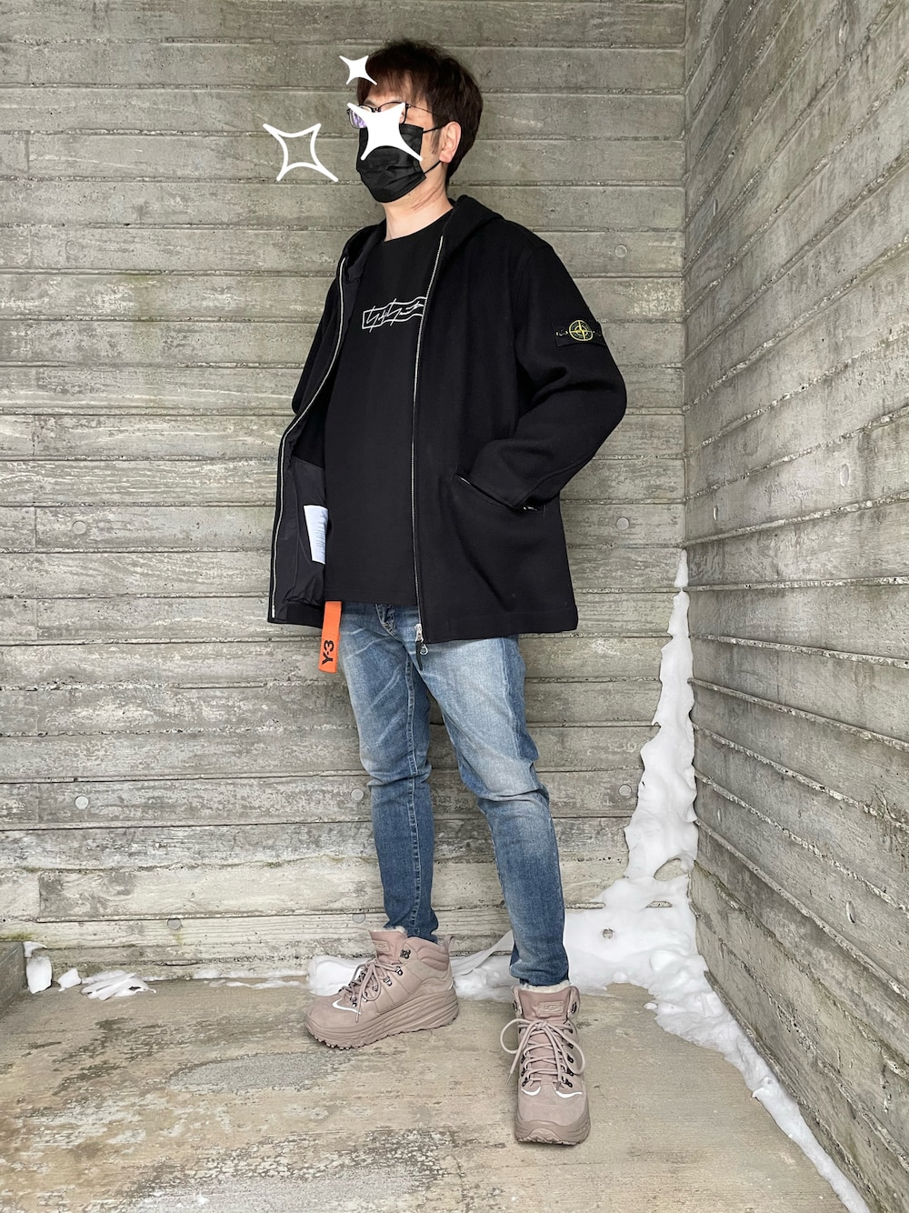 「ストーンアイランド、ヨウジヤマモト×ニューエラ、UGG、Y-3、冬コーデ、フードコート、黒、ブラック、メルトン、stoneisland、yohjiyamamoto、ジーンズ、スニーカー、オトナカジュアル、大人コーデ」｜「STONE ISLANDのアイテム（マウンテンパーカー、ブラック系）」を使った、T-Hopeさん（メンズ・180cm）の冬コーディネートの1枚目の写真
