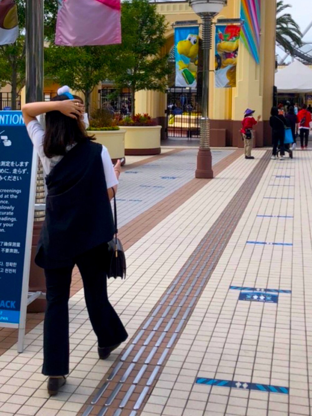 ブラウン系のローファー、ブラック系のパンツ、グレー系のシャツ/ブラウスを着用したレディースの秋コーディネートの1枚目の写真