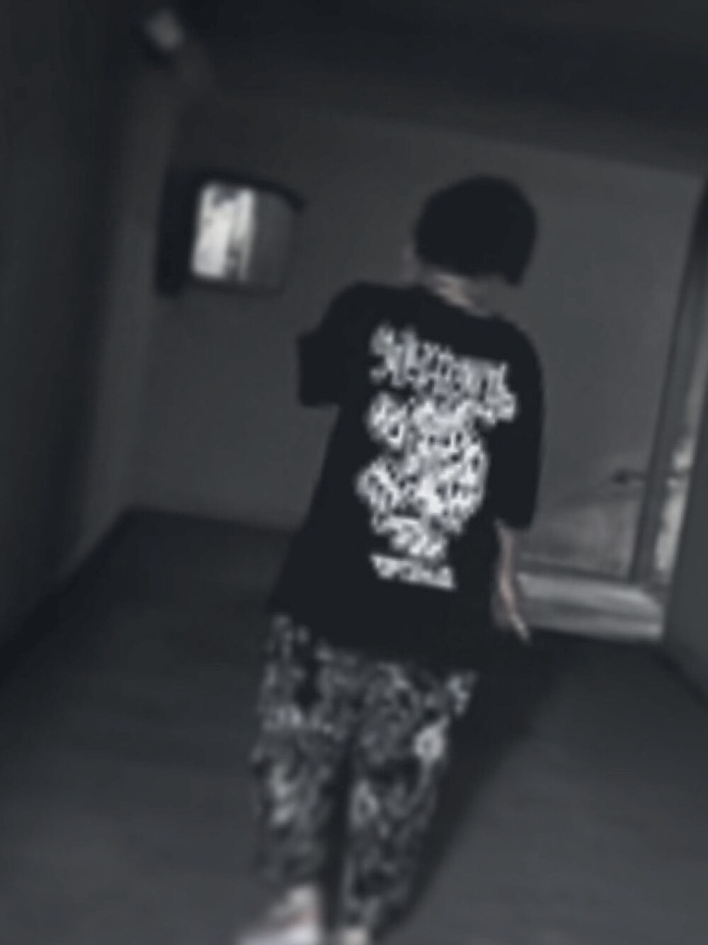 「SIDEWAY STANCEの【SIDEWAY STANCE】オリジナル グラフィック プリント 半袖Tシャツ（Tシャツ/カットソー、ブラック系）」を使った、nex1226さん（メンズ・175cm）の冬コーディネートの1枚目の写真