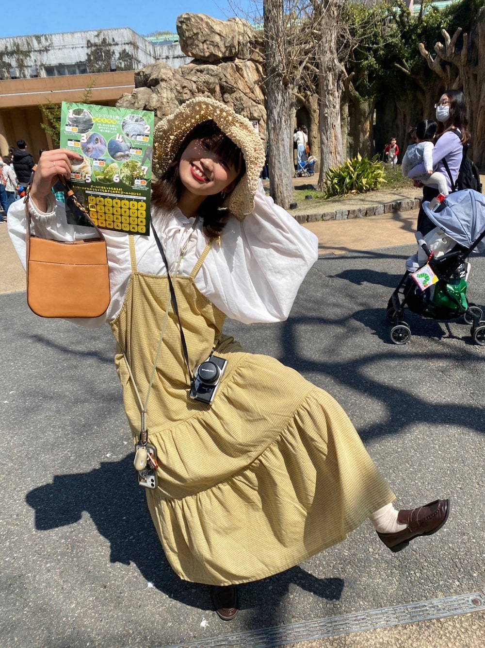 「春コーデ、夏コーデ、晴れ、着回しコーデ、動物園、休日スタイル、レイヤードスタイル、カジュアル、ootd、チェック、チェックワンピース、ワンピース、キャミワンピ、麦わら帽子、カメラ」｜「kutirのチェックティアードキャミワンピース（ワンピース、イエロー系）」を使った、merukさん（レディース・161cm）の春コーディネートの1枚目の写真