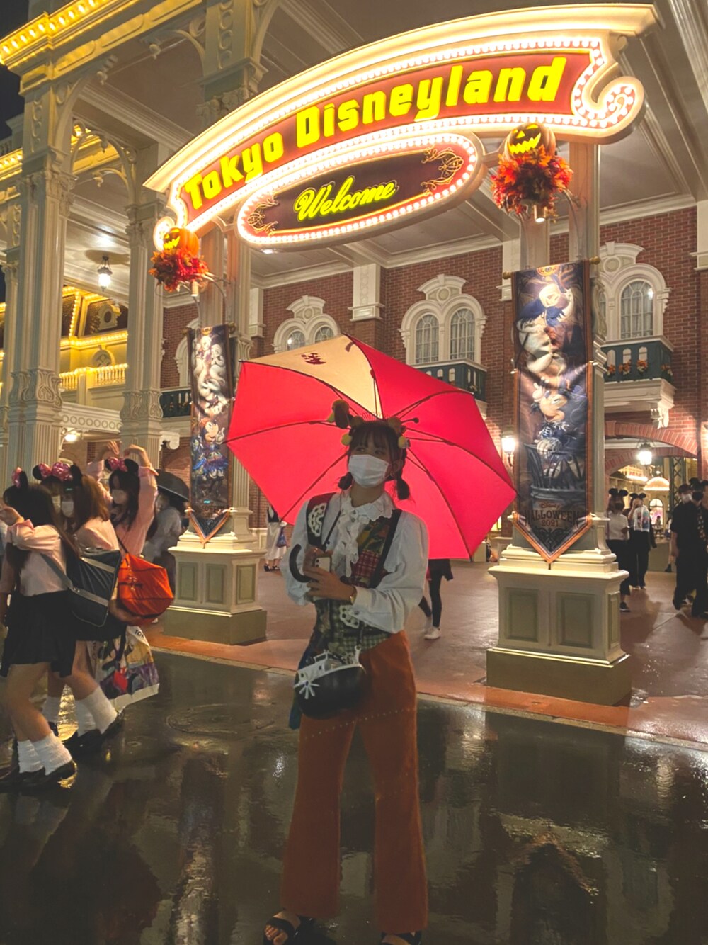 「古着、カラーパンツ、ベスト、プチプラコーデ、ディズニーコーデ、パンツコーデ、雨の日コーデ、ディズニーランド、古着コーデ、シャツ×ベスト、スリンキー、古着女子」｜「古着のアイテム（ベスト、レッド系）」を使った、merukさん（レディース・161cm）の秋コーディネートの1枚目の写真