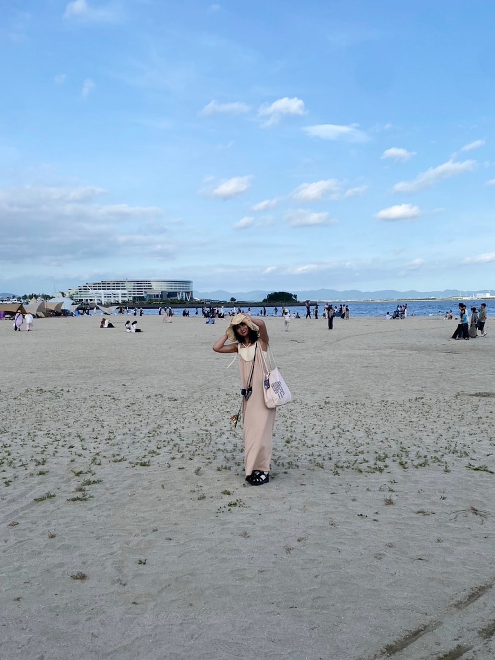「夏コーデ、休日コーデ、カジュアルコーデ、着回しコーデ、海、森道市場、リラックススタイル、ワンピーススタイル、レイヤードスタイル、ピンク、キャミソール、ワンピース、麦わら帽子、クロシェ、Kastane」｜「Kastaneの【WEB限定カラーあり】ロゴスクエアキャンバストート（トートバッグ、ピンク系）」を使った、merukさん（レディース・161cm）の春コーディネートの1枚目の写真
