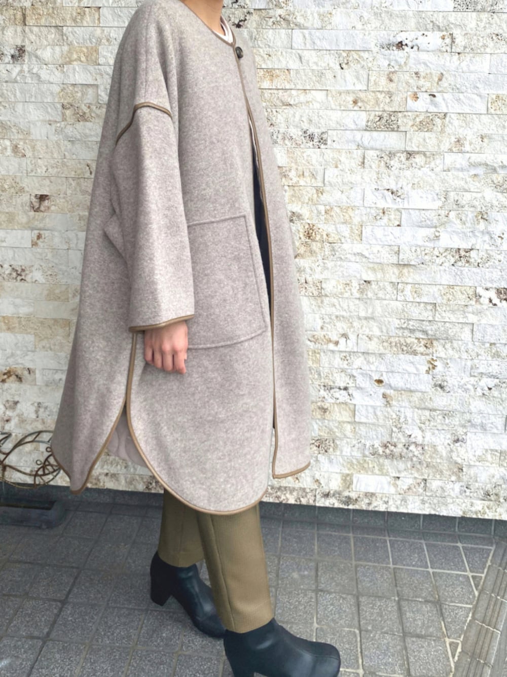 「コート、パンツスタイル、秋コーデ、秋先取りコーデ、シンプルコーデ、WEAR初心者」｜「SHIPSのキルティングベストケープコート（ブルゾン、ベージュ系）」を使った、chihiroさん（レディース・162cm）の秋コーディネートの1枚目の写真