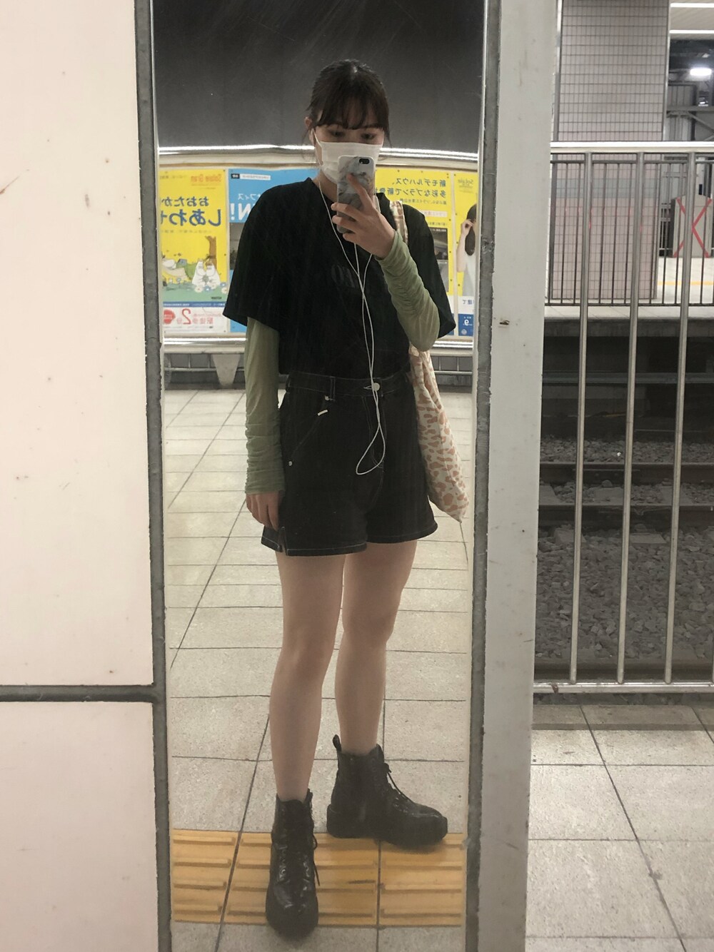 「今日のコーデ、シンプルコーデ、お洒落さんとつながりたい、プチプラコーデ、ワントーンコーデ、ストリートスタイル、ストリートファッション、ワークスタイル、ラフスタイル、ブラックコーデ、大学生、大学生コーデ、laguagem、Bershka、エマスライ」｜「Bershkaのアイテム（デニムパンツ、ブラック系）」を使った、Haruさん（レディース・162cm）の秋コーディネートの1枚目の写真