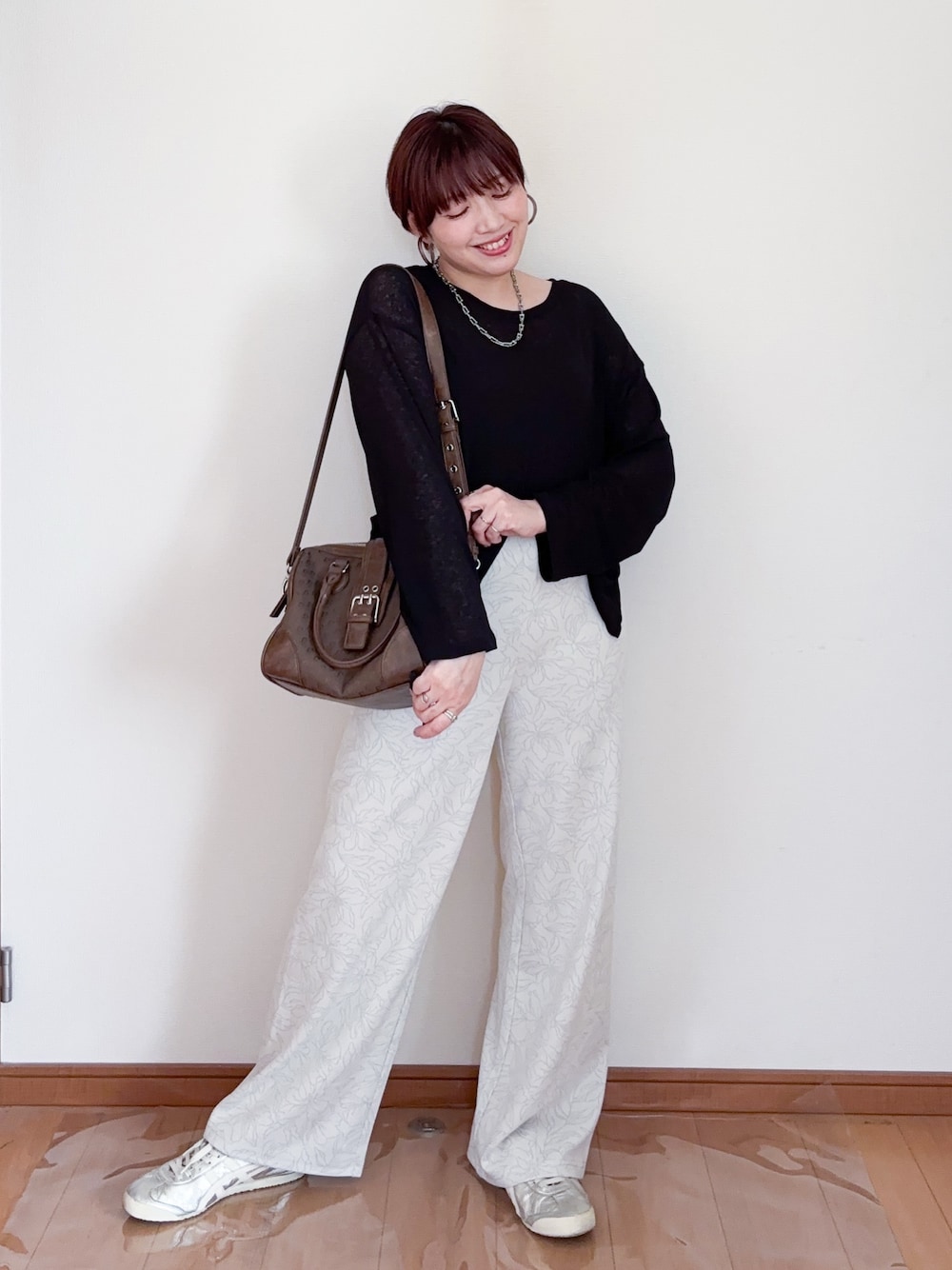 「ショルダーバッグ、ジーナシス(JEANASIS)、ジーナシス、ジーナシスト_JEANASIS、ジーナシススタッフスタイリング、レプシィム(LEPSIM)、レプシィム、シアートップス、シアー、シアーニット」｜「LEPSIMのシアーメランジロンT　104246（Tシャツ/カットソー、ブラック系）」を使った、tahanyanさん（骨格ストレート・レディース・155cm）の春コーディネートの1枚目の写真