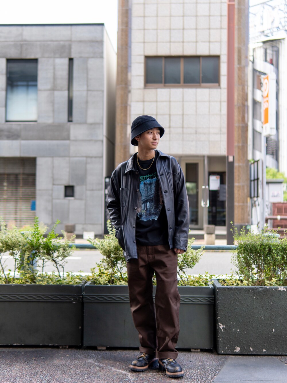 ブラック系のブーツ、ブラウン系のその他パンツ、ブラック系のTシャツ/カットソーを着用したメンズの秋コーディネートの1枚目の写真