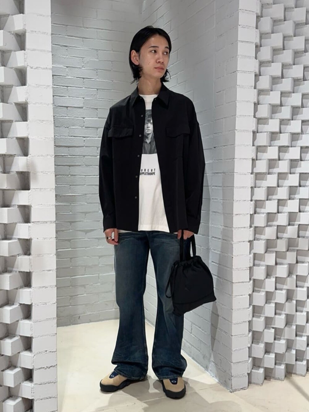 「TOMORROWLAND、トゥモローランド、Edition、ramidus、AcneStudios、TOMWOOD、Oakley、デニム、カジュアル、シャツスタイル」｜「EDITIONのNS.ポリエステル レギュラーカラーシャツ（シャツ/ブラウス、ブラック系）」を使った、TOMORROWLAND_okadaさん（メンズ・181cm）の夏コーディネートの1枚目の写真