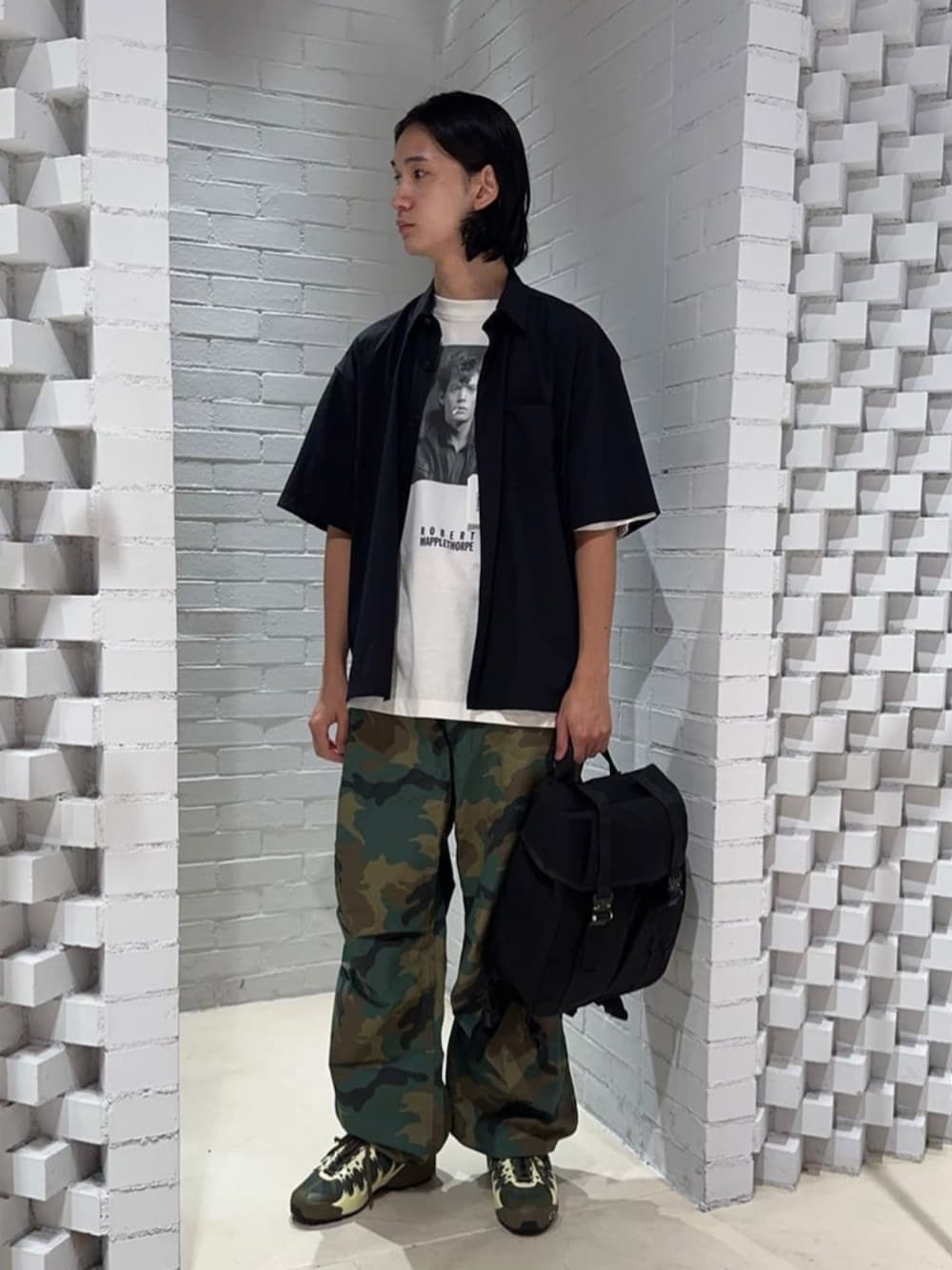 「TOMORROWLAND、トゥモローランド、Edition、bagjack、別注、Oakley、半袖シャツ、ミリタリーパンツ、カモフラ、カモフラパンツ、バックパック、リュック」｜「TOMORROWLAND の【別注】bagjack×Edition HNTR RS BIOW UP TL（トートバッグ、ブラック系）」を使った、TOMORROWLAND_okadaさん（メンズ・181cm）の夏コーディネートの1枚目の写真