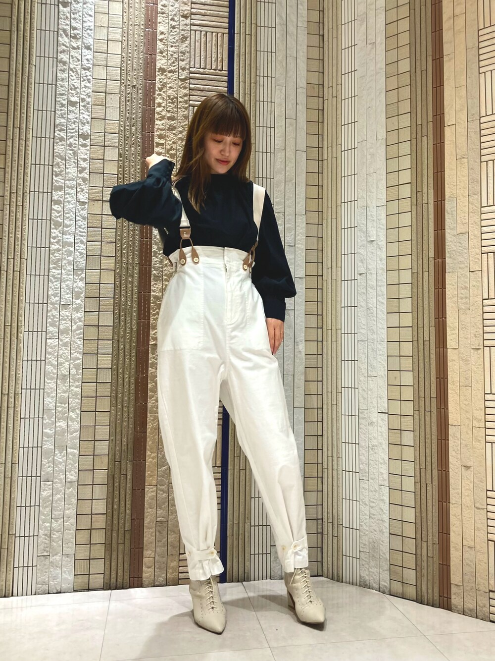 「JILLSTUART、ジルスチュアート、カジュアルコーデ、休日スタイル、デイリーカジュアル、オトナカジュアル、ゆるコーデ、シンプル、モノトーンコーデ、ワイドパンツ、ブラウス、サスペンダーパンツ、ハイウエストパンツ」｜「JILL STUARTのアイテム（トップス、ブラック系）」を使った、ari / 162cmさん（レディース・162cm）の冬コーディネートの1枚目の写真
