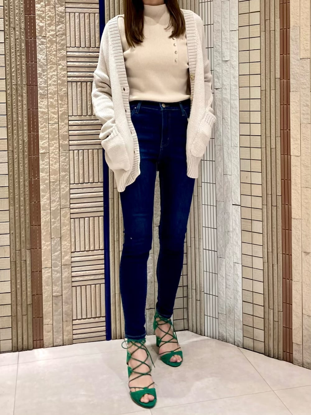 「ジルスチュアート、JILLSTUART、今日のコーデ、オトナ女子、ゆるコーデ、春、デニムコーデ、デニムパンツ、ベージュコーデ、オトナカジュアル、シンプルコーデ、ニットカーディガン、デイリーカジュアル」｜「JILL STUARTの◆メノールデニムパンツ（デニムパンツ、ブルー系）」を使った、ari / 162cmさん（レディース・162cm）の冬コーディネートの1枚目の写真