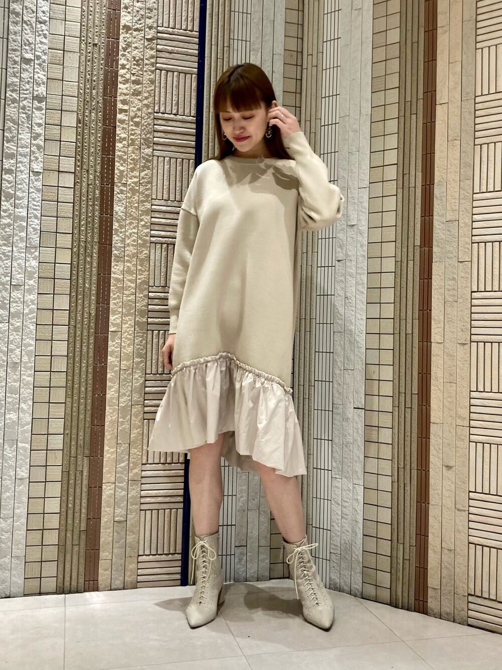 「ジルスチュアート、JILLSTUART、オトナ女子、大人かわいい、ゆるコーデ、きれいめカジュアル、ニットワンピース、ドッキングワンピース、ベージュコーデ、ワントーンコーデ、大人コーデ、ラクチンコーデ、春コーデ」｜「JILL STUARTの◆ペオニーコンビワンピース（ワンピース、ベージュ系）」を使った、ari / 162cmさん（レディース・162cm）の冬コーディネートの1枚目の写真