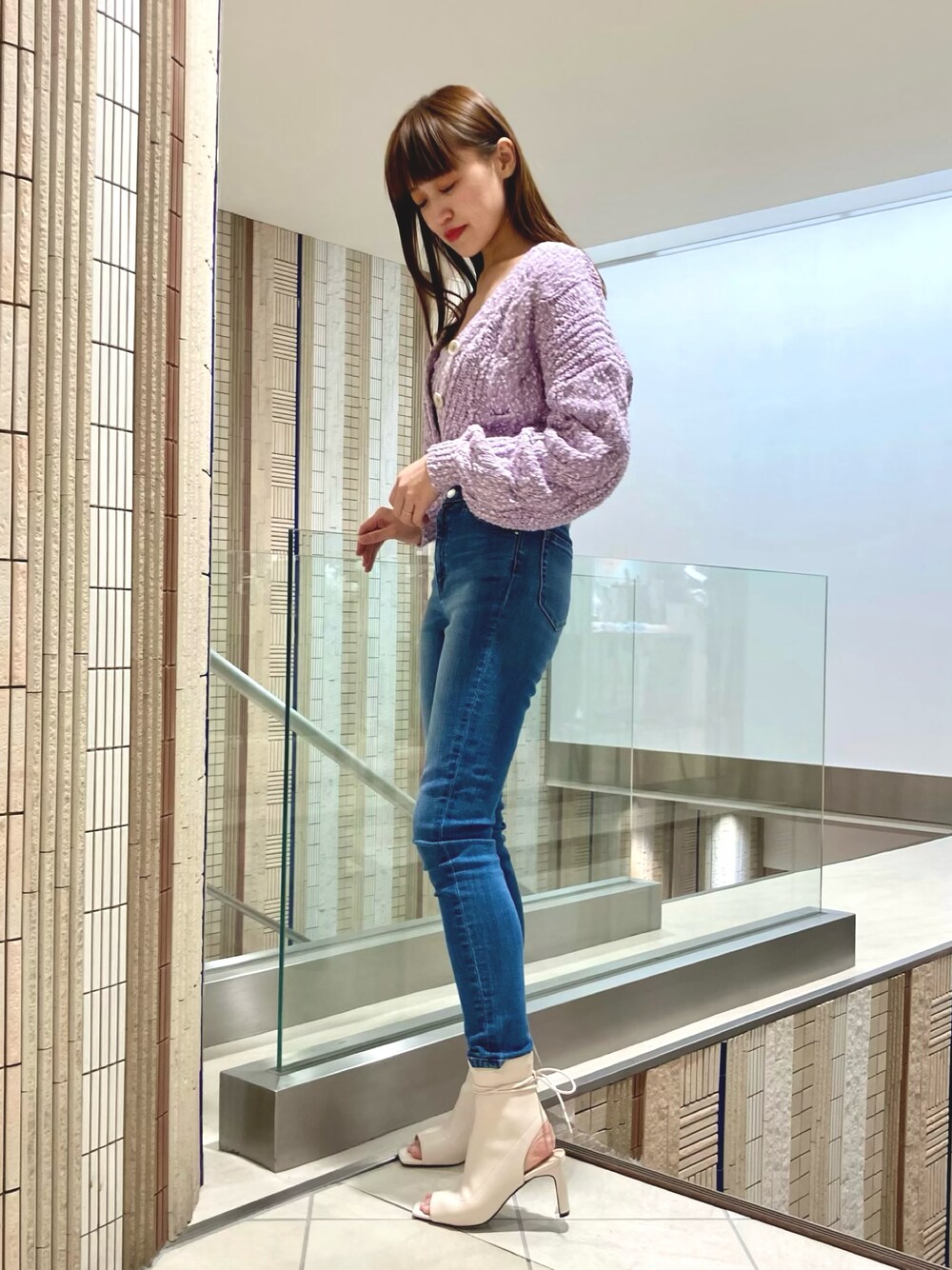 「大人カジュアル、春コーデ、着回しコーデ、オトナ女子、カジュアル、今日のコーデ、デニムコーデ、ジルスチュアート、JILLSTUART、パープルニット、春カラー、パープル、ショート丈ニット」｜「JILL STUARTの◆ジョアンニット（ニット/セーター、パープル系）」を使った、ari / 162cmさん（レディース・162cm）の冬コーディネートの1枚目の写真