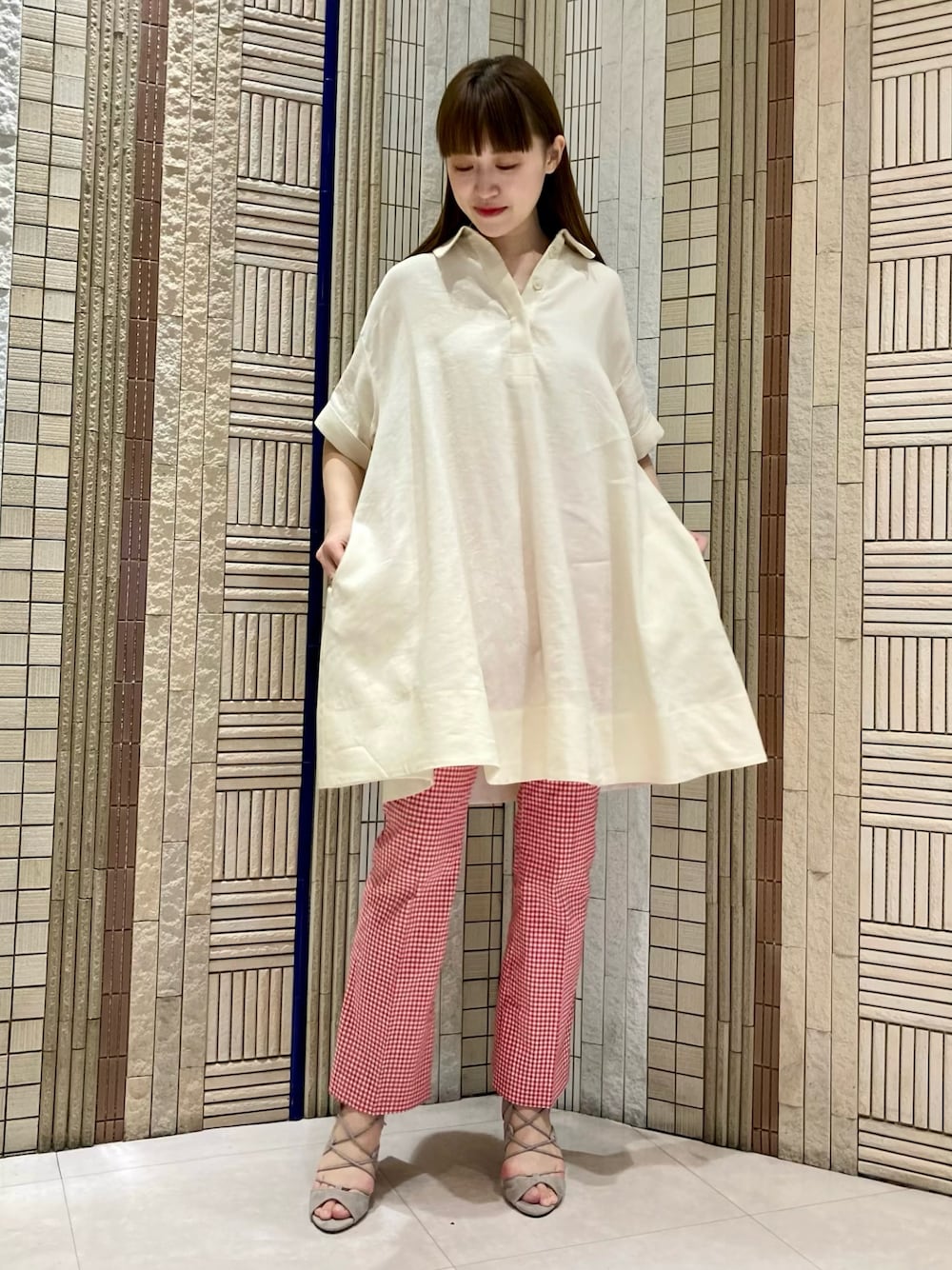 「ジルスチュアート、JILLSTUART、カジュアル、休日コーデ、お出かけコーデ、オトナカジュアル、ootd、リラックススタイル、着回しコーデ、チェック、チェックパンツ、レッド、パンツスタイル、チュニック」｜「JILL STUARTのアイテム（ワンピース/ドレス、ベージュ系）」を使った、ari / 162cmさん（レディース・162cm）の春コーディネートの1枚目の写真