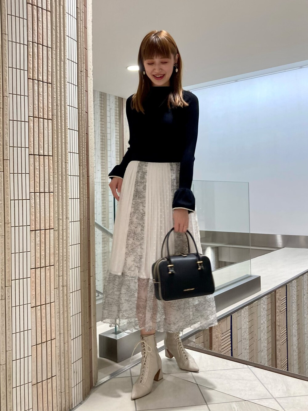 「ootd、キレイめ、フェミニン、オトナ女子、JILLSTUART、ジルスチュアート、モノトーンコーデ、大人フェミニン、デート、おでかけ、お食事会、リブニット、レースアップブーツ」｜「JILL STUARTの◆アッサムバッグ（ショルダーバッグ、ブラック系）」を使った、ari / 162cmさん（レディース・162cm）の冬コーディネートの1枚目の写真