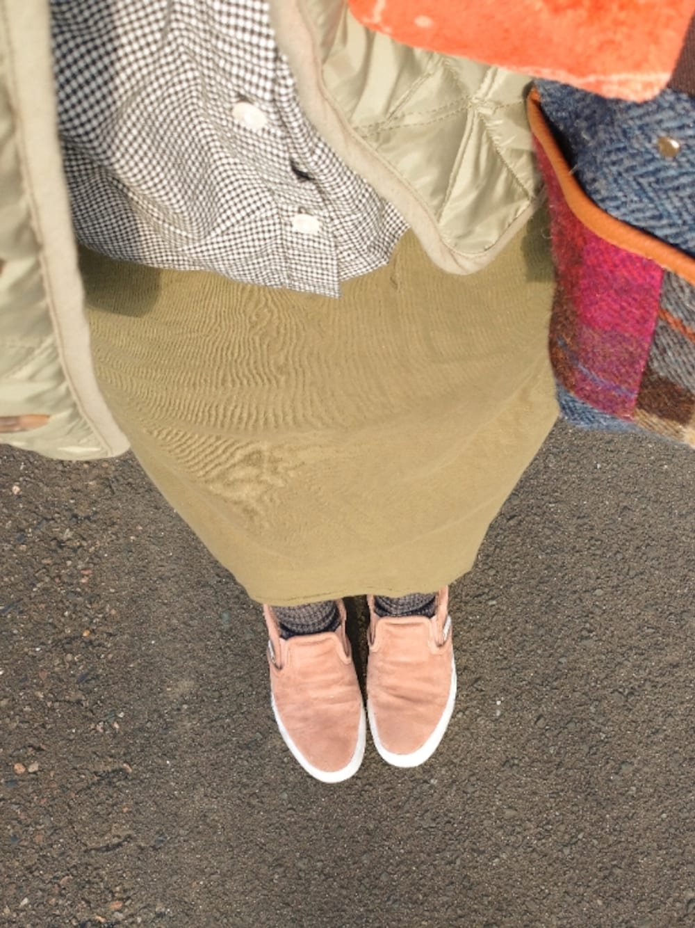 グリーン系のスカート、ピンク系のスニーカー、その他のトートバッグを着用したレディースの冬コーディネートの1枚目の写真