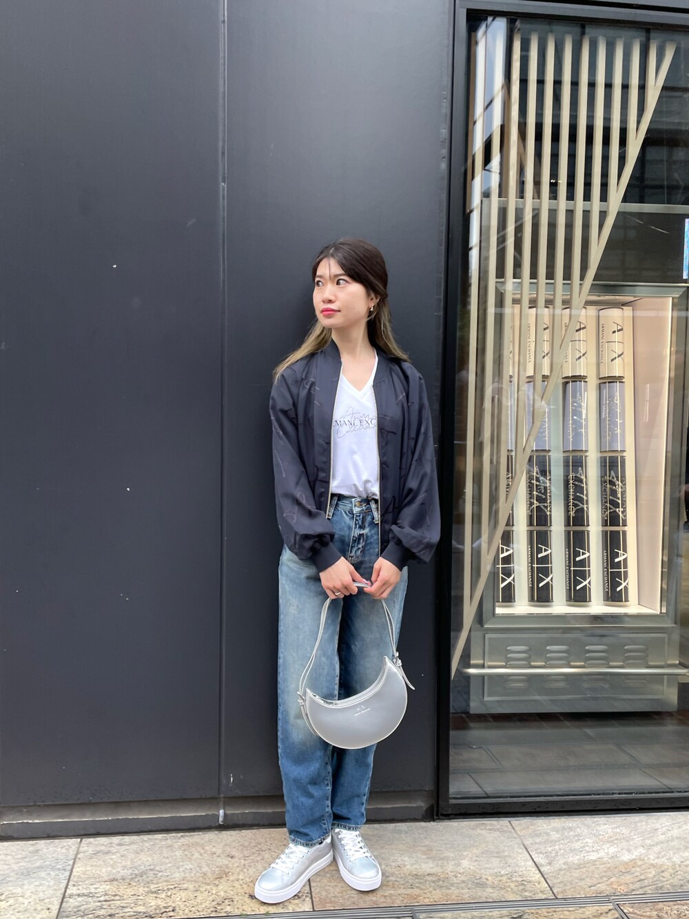 「アルマーニエクスチェンジ、AXchanger、AXchange、AXCatStreet、大人コーデ、デニム、休日コーデ、Tシャツ×デニム、スニーカー、スニーカーコーデ、春アウター、ネイビー、楽チンコーデ」｜「ARMANI EXCHANGEの【A|X アルマーニ エクスチェンジ】オールオーバーロゴ　シフォンブルゾンジャケット（ブルゾン、ブルー系）」を使った、Misakeyさん（レディース・160cm）の春コーディネートの1枚目の写真