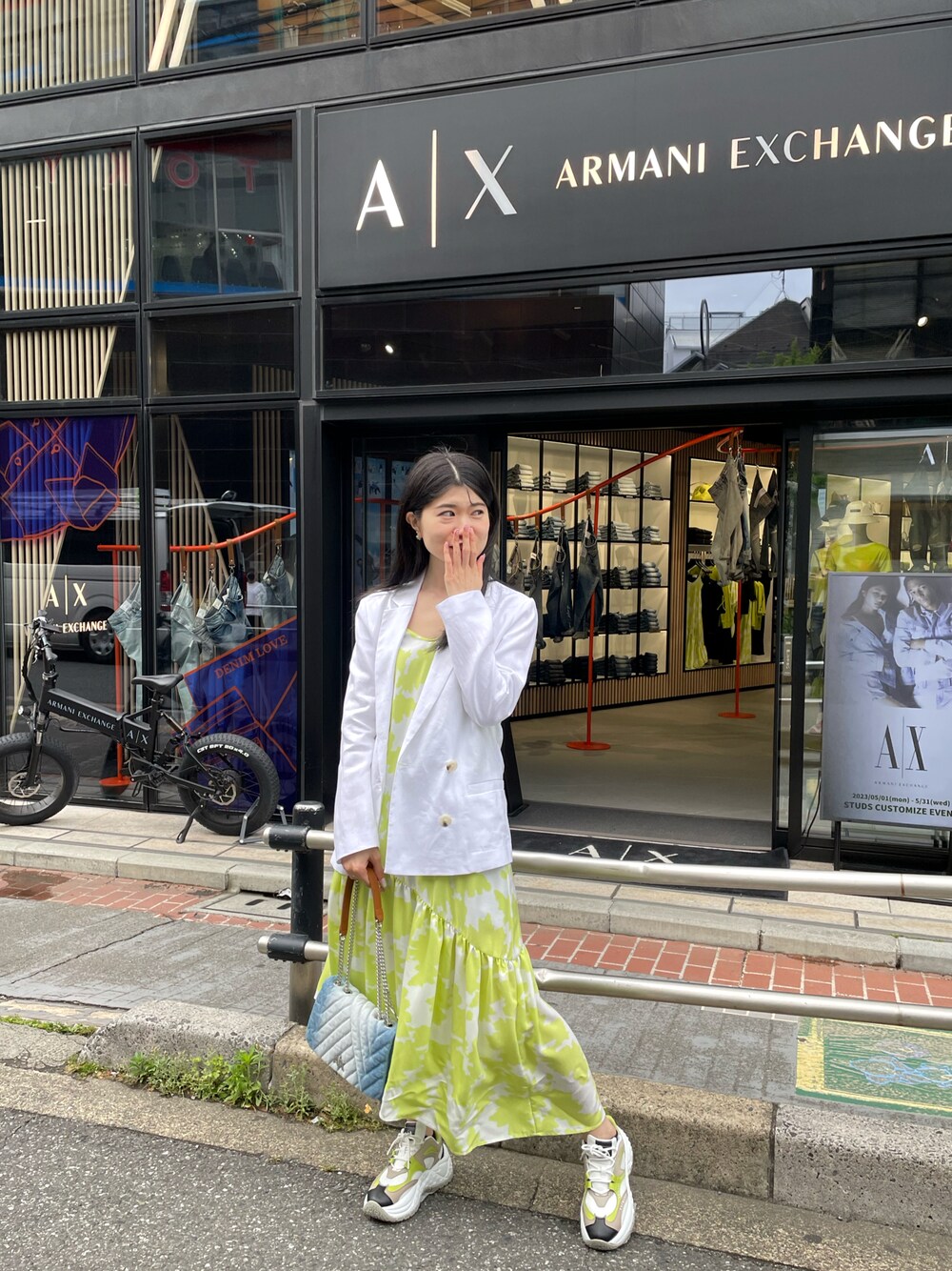 「アルマーニエクスチェンジ、AXchanger、AXchange、AXCatStreet、休日スタイル、ジャケット、ジャケット×ワンピース、オトナカジュアル、大人女子、スニーカーコーデ、スニーカー女子、春服コーデ、ワンピース」｜「ARMANI EXCHANGEの【A|X アルマーニ エクスチェンジ】リネンダブルジャケット（テーラードジャケット、ホワイト系）」を使った、Misakeyさん（レディース・160cm）の春コーディネートの1枚目の写真
