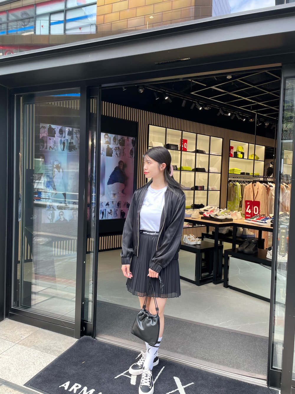 「アルマーニエクスチェンジ、AXchanger、AXchange、AXCatStreet、ブルゾン、みんなの白Tフェス、夏だ！Tシャツ着よう！、お出かけコーデ、オトナ女子、ワントーンコーデ、初秋コーデ、スニーカーコーデ、ミニスカート」｜「ARMANI EXCHANGEの【A|X アルマーニ エクスチェンジ】ラインロゴ　ライトブルゾン（ブルゾン、ブラック系）」を使った、Misakeyさん（レディース・160cm）の夏コーディネートの1枚目の写真