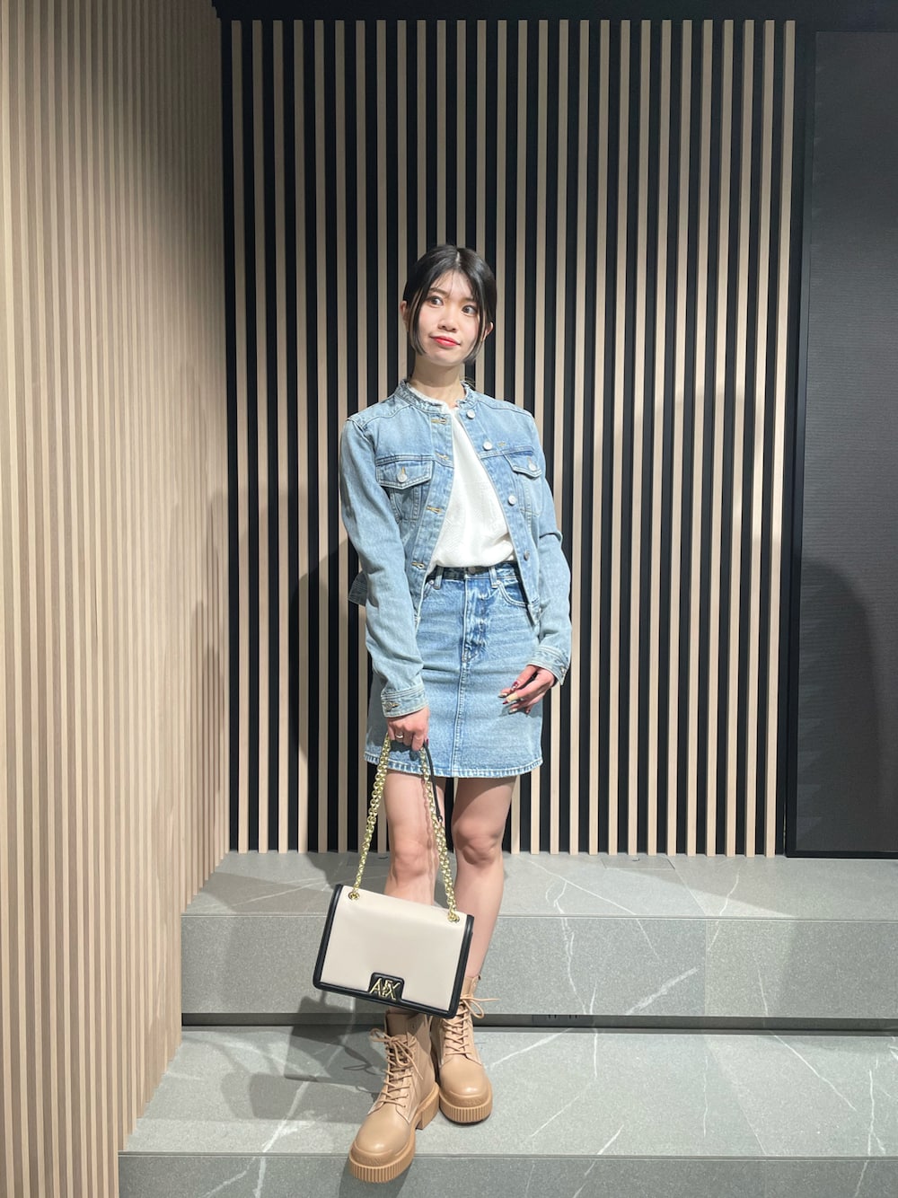 「アルマーニエクスチェンジ、AXchanger、AXchange、AXCatStreet、春ファッション、キャットストリート、デニムジャケット、デニム、デニムスカート、カジュアルコーデ、春服、きれいめカジュアル、シンプル、春色、春」｜「ARMANI EXCHANGEの【A|X アルマーニ エクスチェンジ】ノーカラーデニムジャケット（デニムジャケット、ブルー系）」を使った、Misakeyさん（レディース・160cm）の冬コーディネートの1枚目の写真
