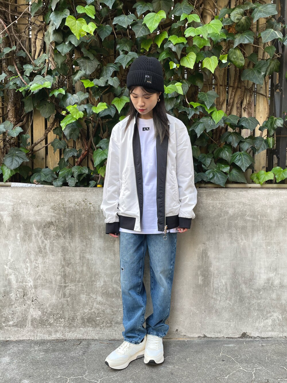 「AXchanger、AXchange、AXCatStreet、アルマーニエクスチェンジ、キャットストリート、カジュアル、メンズライク、メンズアイテム、デニムパンツ、ホワイト、スニーカーコーデ、メンズファッション」｜「ARMANI EXCHANGEの【A|X アルマーニ エクスチェンジ】YOU.ME.US.　ニットキャップ（ニットキャップ/ビーニー、ブラック系）」を使った、Misakeyさん（レディース・160cm）の秋コーディネートの1枚目の写真