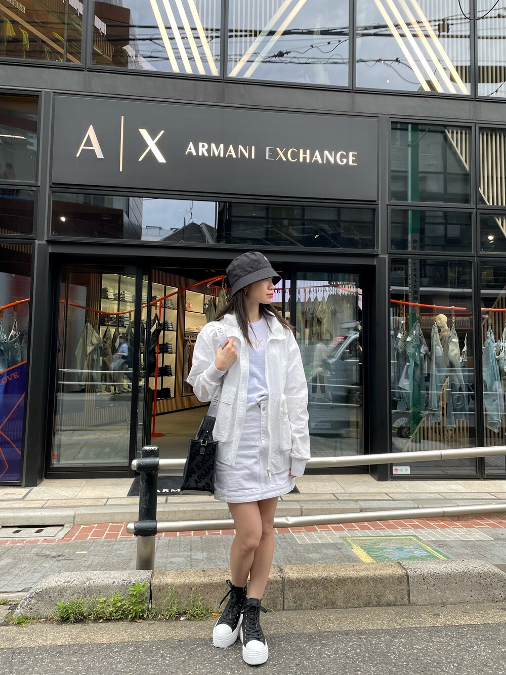 「アルマーニエクスチェンジ、AXchanger、AXchange、AXCatStreet、カジュアルコーデ、今日のコーデ、メンズライク、メンズアイテム、カジュアルスタイル、スニーカー、オトナカジュアル、春アウター、モノトーン、ZOZOセール2023夏、みんなの白Tフェス」｜「ARMANI EXCHANGEの【A|X アルマーニ エクスチェンジ】A|Xロゴパッチ　バケットハット（ハット、ブラック系）」を使った、Misakeyさん（レディース・160cm）の春コーディネートの1枚目の写真