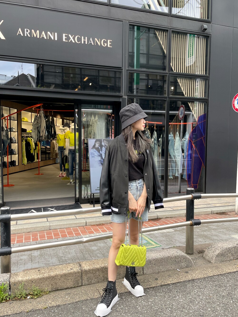 「アルマーニエクスチェンジ、AXchanger、AXchange、AXCatStreet、バケットハット、休日スタイル、Tシャツ×デニム、スニーカー、スニーカーコーデ、オトナカジュアル、パンツコーデ、ストリート」｜「ARMANI EXCHANGEの【A|X アルマーニ エクスチェンジ】A|Xロゴパッチ　バケットハット（ハット、ブラック系）」を使った、Misakeyさん（レディース・160cm）の春コーディネートの1枚目の写真