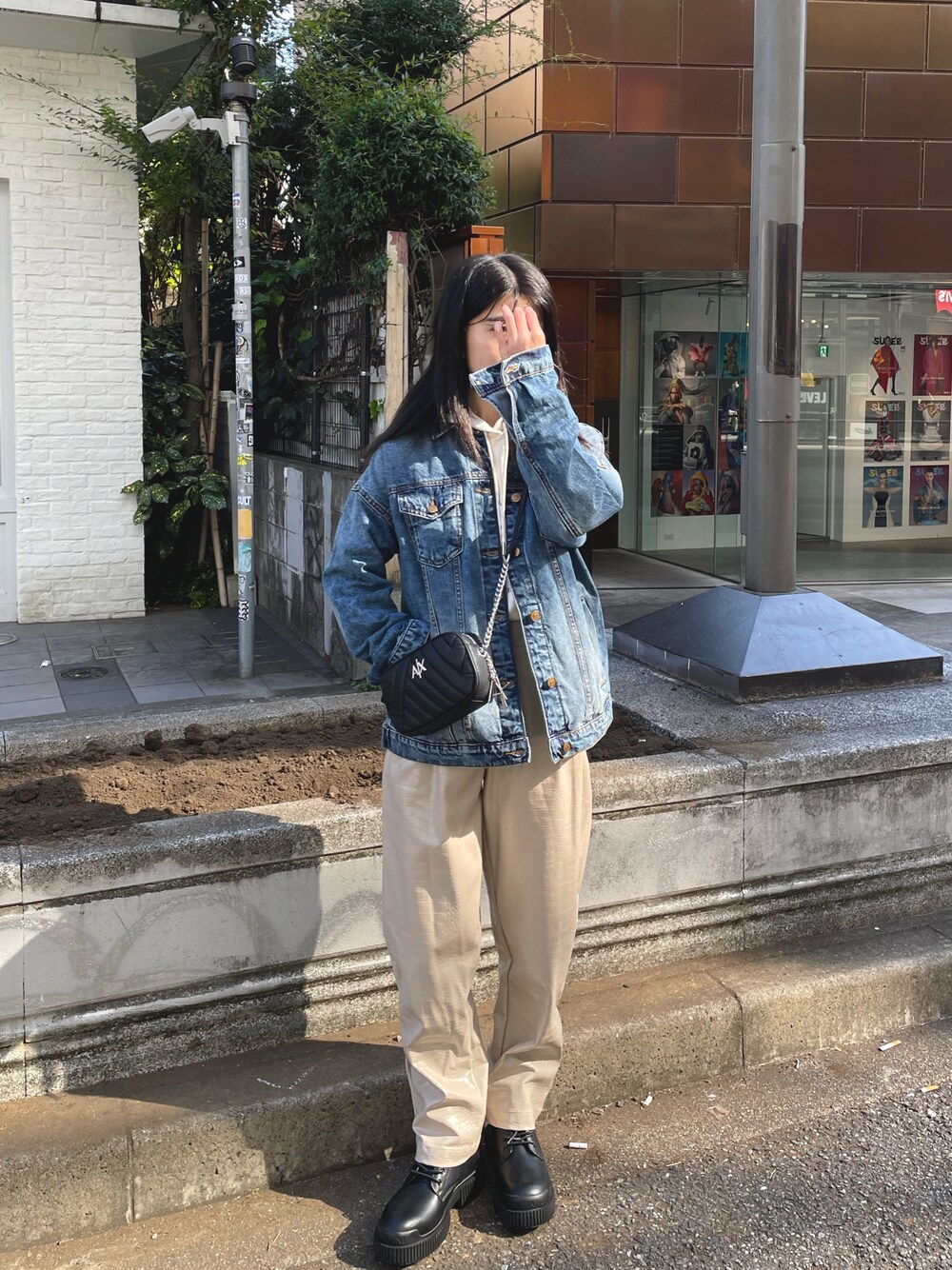 「AXchanger、AXchange、AXCatStreet、アルマーニエクスチェンジ、キャットストリート、カジュアル、メンズライク、ビッグシルエット、秋コーデ、ラクチンコーデ、デニムジャケット、Gジャン、休日スタイル、レイヤードスタイル」｜「ARMANI EXCHANGEの【A|X アルマーニ エクスチェンジ】YOU.ME.US　デニムジャケット（デニムジャケット、ブルー系）」を使った、Misakeyさん（レディース・160cm）の秋コーディネートの1枚目の写真