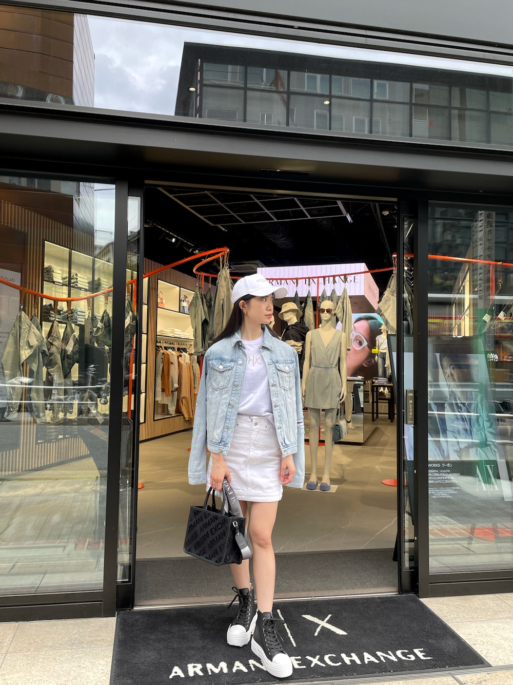 「アルマーニエクスチェンジ、AXchanger、AXchange、AXCatStreet、デニムジャケット、メンズライク、メンズアイテム、ミニスカート、スニーカーコーデ、春夏コーデ、カジュアルコーデ、大人カジュアル、デニムスカート、みんなの白Tフェス、ZOZOセール2023夏」｜「ARMANI EXCHANGEの【A|X アルマーニ エクスチェンジ】ロゴ　パネルキャップ（キャップ、ホワイト系）」を使った、Misakeyさん（レディース・160cm）の春コーディネートの1枚目の写真