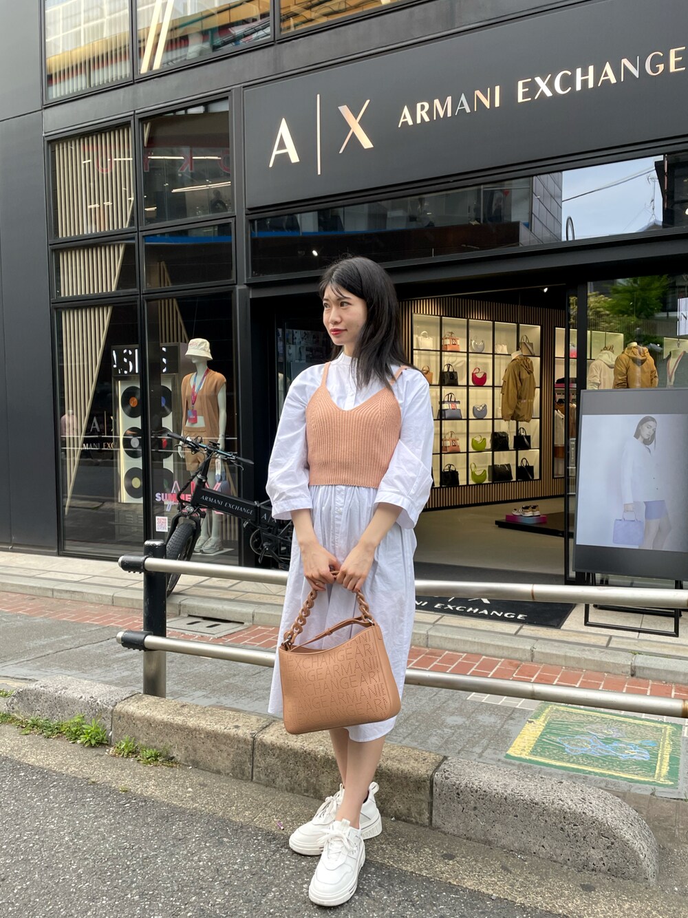 「アルマーニエクスチェンジ、AXchanger、AXchange、AXCatStreet、シンプルコーデ、カジュアルコーデ、お出かけコーデ、春カラー、春、大人カジュアル、オトナカジュアル、キレイめカジュアル、シャツワンピ、スニーカー、スニーカーコーデ」｜「ARMANI EXCHANGEの【A|X アルマーニ エクスチェンジ】七分袖ノーカラーシャツワンピース(UNISEX CAPSULE)（シャツワンピース、ホワイト系）」を使った、Misakeyさん（レディース・160cm）の春コーディネートの1枚目の写真
