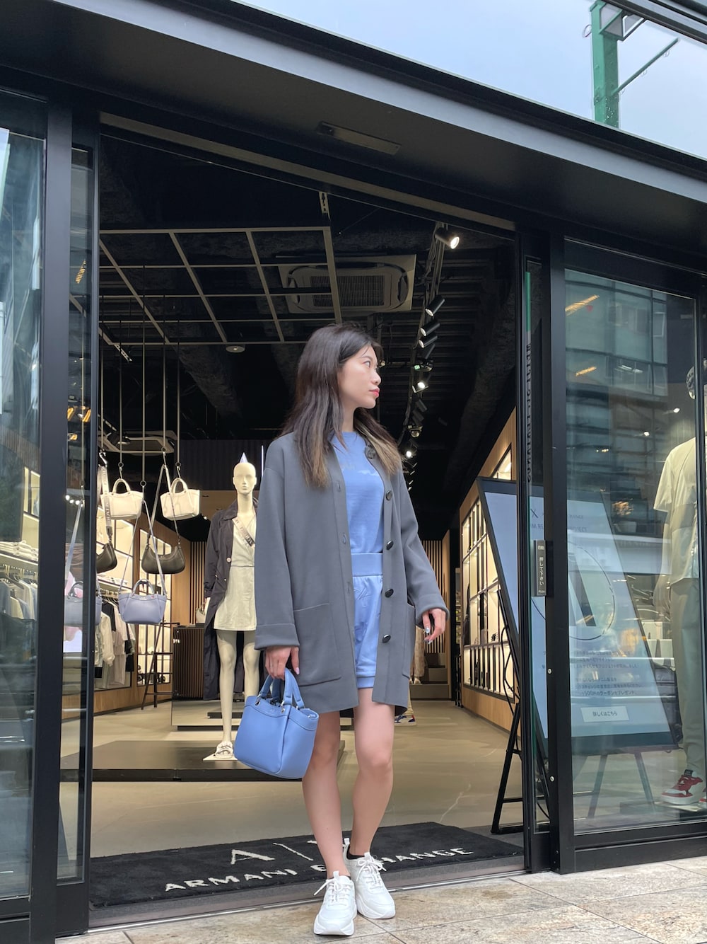 「AXchanger、AXchange、AXCatStreet、アルマーニエクスチェンジ、春服、お出かけコーデ、休日コーデ、カジュアル、楽チンコーデ、春色、スニーカー女子、スニーカーコーデ」｜「ARMANI EXCHANGEのアイテム（トップス、ブルー系）」を使った、Misakeyさん（レディース・160cm）の春コーディネートの1枚目の写真