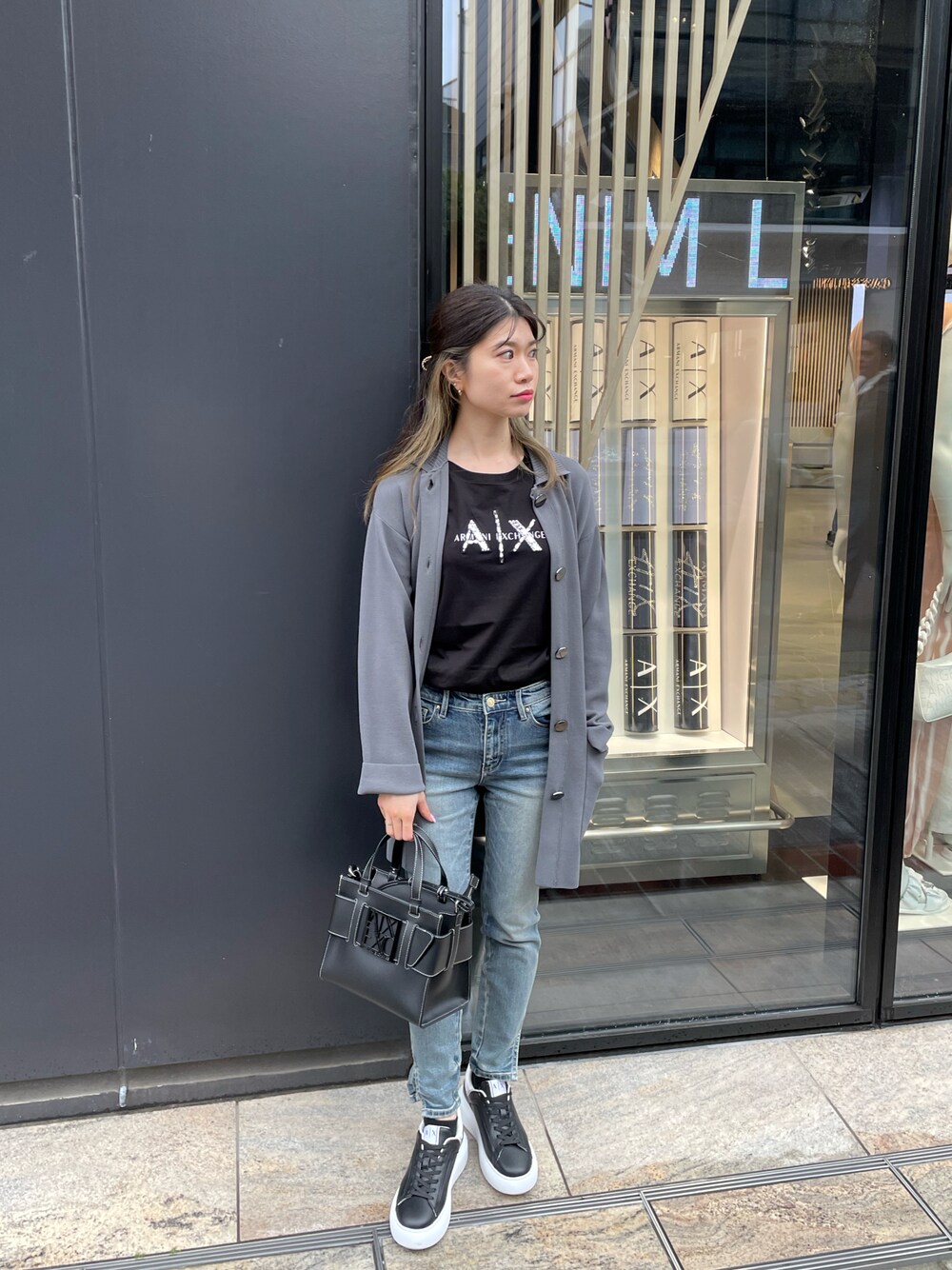 「アルマーニエクスチェンジ、AXchanger、AXchange、AXCatStreet、ニットカーディガン、Tシャツ×デニム、カジュアルコーデ、オトナ女子、スニーカーコーデ、キレイめカジュアル」｜「ARMANI EXCHANGEの【A|X アルマーニ エクスチェンジ】スパンコールAXロゴ　クルーネック半袖Tシャツ/REGULAR（Tシャツ/カットソー、ブラック系）」を使った、Misakeyさん（レディース・160cm）の春コーディネートの1枚目の写真