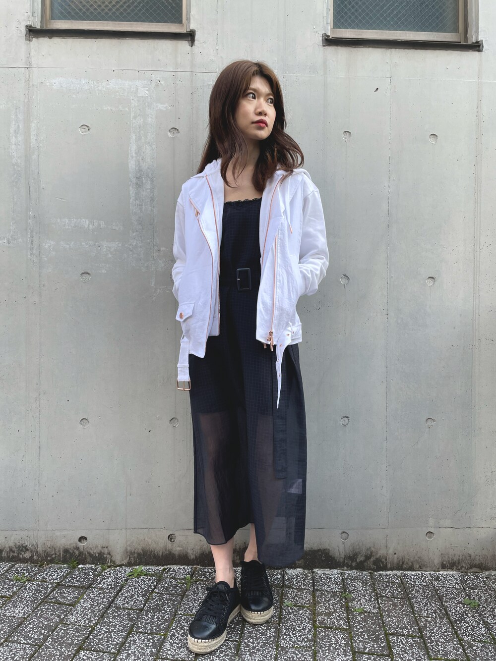 「AXchanger、AXchange、AXCatStreet、catstreet、キャットストリート、アルマーニエクスチェンジ、パーカーコーデ、ベストコーデ、ワンピース、大人ワンピ、キレイめワンピ、春コーデ、レイヤードスタイル」｜「ARMANI EXCHANGEの【A|X アルマーニ エクスチェンジ】2トーンICON ジップアップスウェットパーカ（パーカー、ブラック系）」を使った、Misakeyさん（レディース・159cm）の春コーディネートの1枚目の写真
