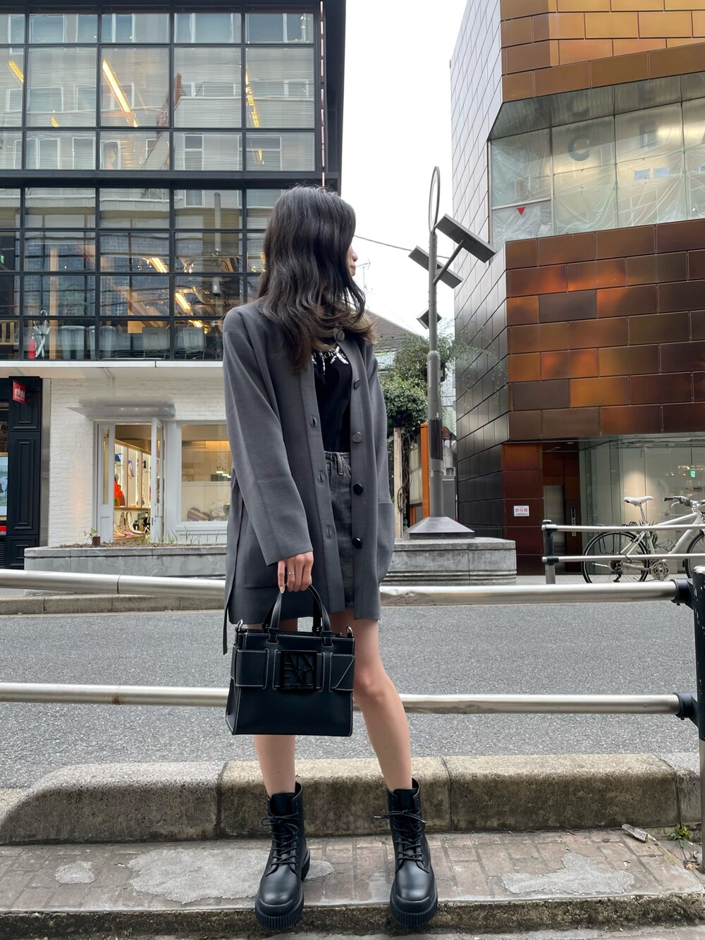 「AXchanger、AXchange、AXCatStreet、アルマーニエクスチェンジ、大人カジュアル、きれいめカジュアル、オトナ女子、オトナカワイイ、スカートスタイル、ワントーンコーデ、トートバッグ、編み上げブーツ」｜「ARMANI EXCHANGEの【A|X アルマーニ エクスチェンジ】スパンコールAXロゴ　クルーネック半袖Tシャツ/REGULAR（Tシャツ/カットソー、ブラック系）」を使った、Misakeyさん（レディース・160cm）の冬コーディネートの1枚目の写真