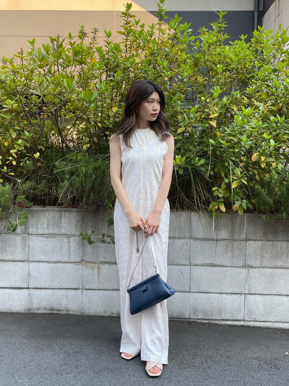 「アルマーニエクスチェンジ、AXchanger、AXchange、AXCatStreet、楽チンコーデ、パンツスタイル、オトナ女子、キレイめ、秋のコーデ、サンダル、大人コーデ、オールインワン」｜「ARMANI EXCHANGEの【A|X アルマーニ エクスチェンジ】メッセージデザイン　ジャンプスーツ（サロペット/オーバーオール、ホワイト系）」を使った、Misakeyさん（レディース・159cm）の夏コーディネートの1枚目の写真