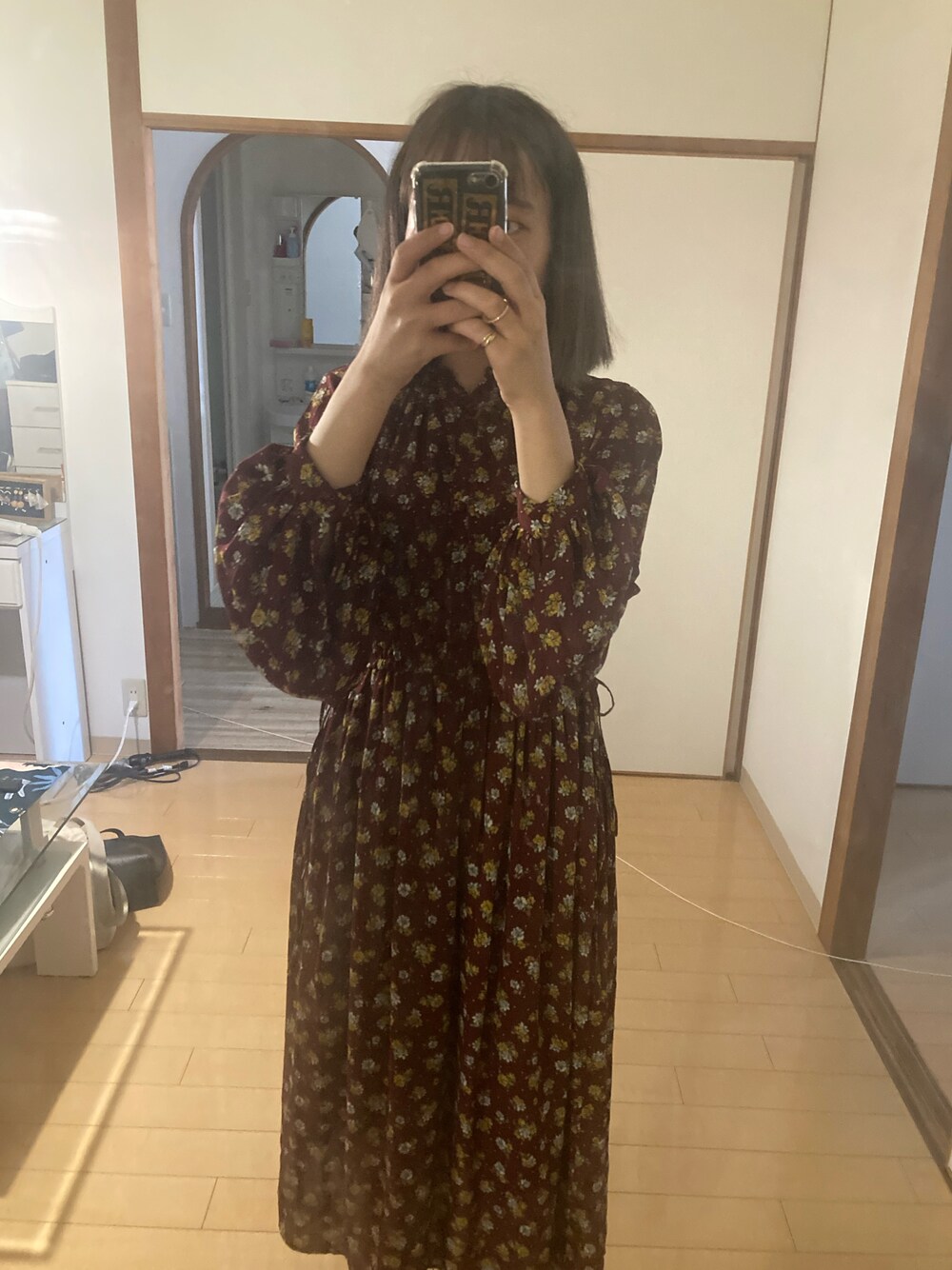 「赤ワンピース、古着風、花柄ワンピース、ワンピース」｜「earth music&ecologyのアイテム（ワンピース、レッド系）」を使った、mikihouse415さん（レディース・156cm）の秋コーディネートの1枚目の写真