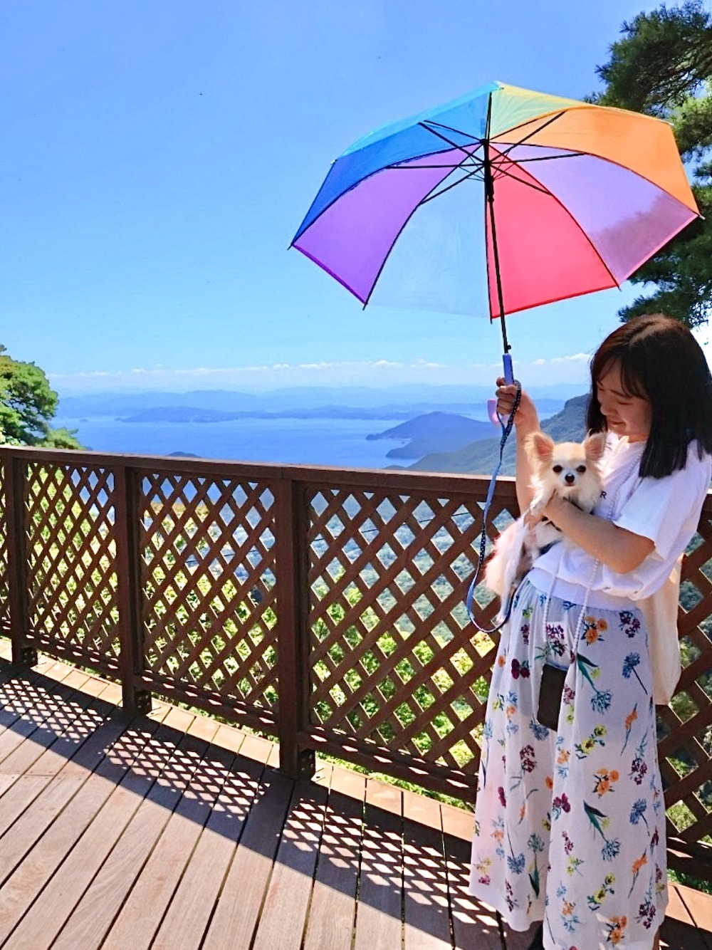 「ホワイトコーデ、夏コーデ、花柄スカート」｜「abeundmorのアイテム（Tシャツ/カットソー、ホワイト系）」を使った、mikihouse415さん（レディース・156cm）の夏コーディネートの1枚目の写真