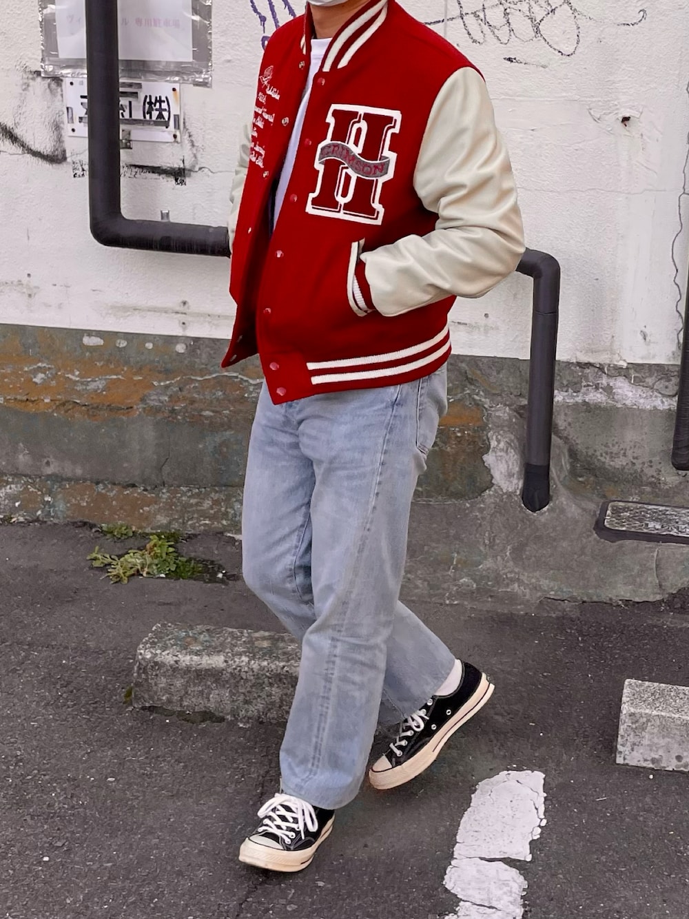 「クリスマスに着たい服、スタジャン、デニムパンツ、ホワイトコーデ、ct70、コンバース、リーバイス501、80s、レトロ、アメカジ、アメカジコーデ、ストレンジャーシングス」｜「CONVERSEのCONVERSE コンバース オール スター ジャパン オックス / ALL STAR J OX (BLACK) 32167431（スニーカー、ブラック系）」を使った、きむら/ファッションブログさん（メンズ・169cm）の冬コーディネートの1枚目の写真