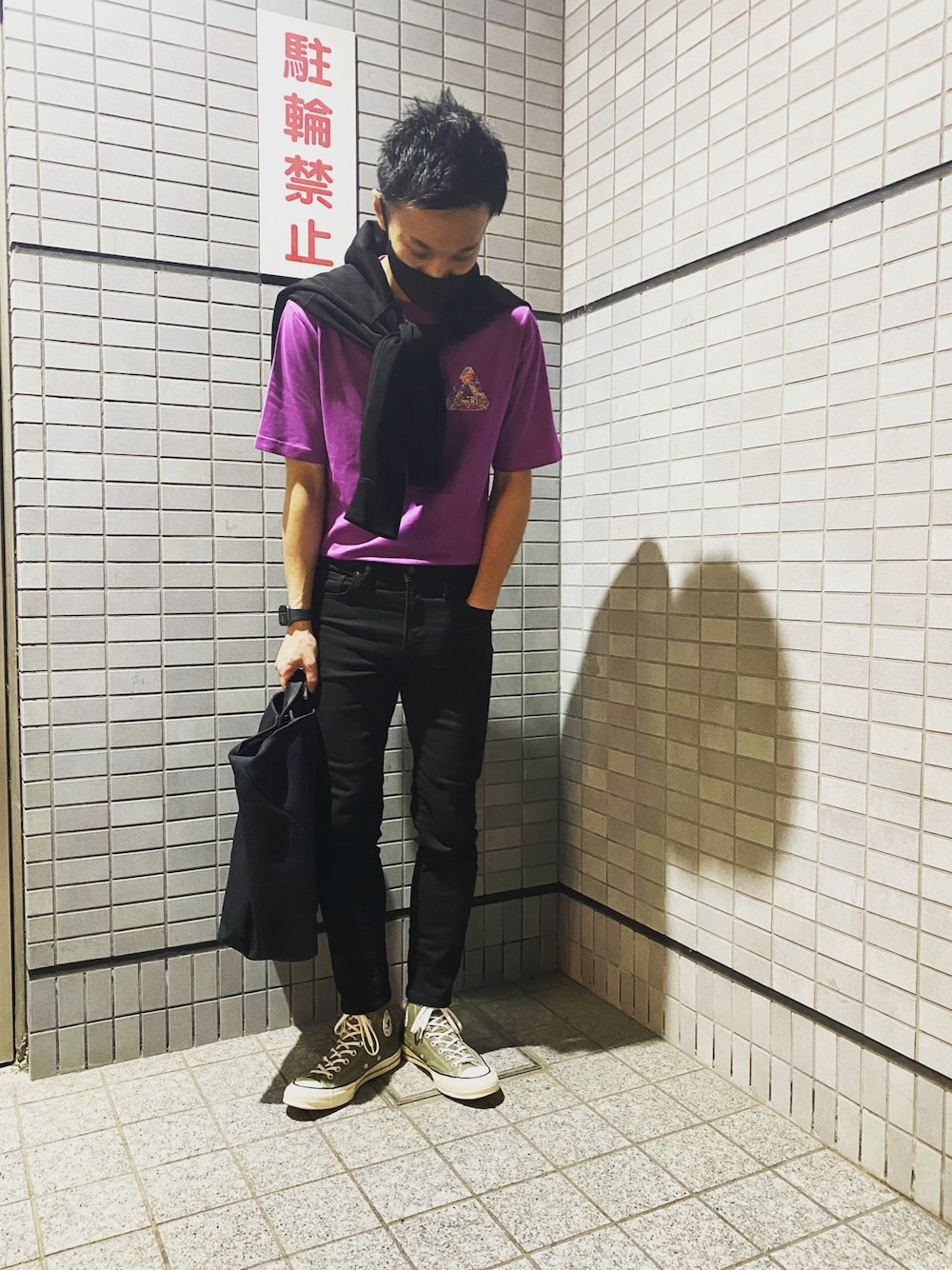 「大人カジュアル、ストリートMIX、ロゴT、カジュアルコーデ、夏コーデ、palace、チャックテイラー、トートバッグ、パープル、プラム、ラフ」｜「UNIQLOのミドルゲージVネックカーディガン（長袖）（カーディガン/ボレロ、ブラック系）」を使った、da1831さん（メンズ・175cm）の春コーディネートの1枚目の写真