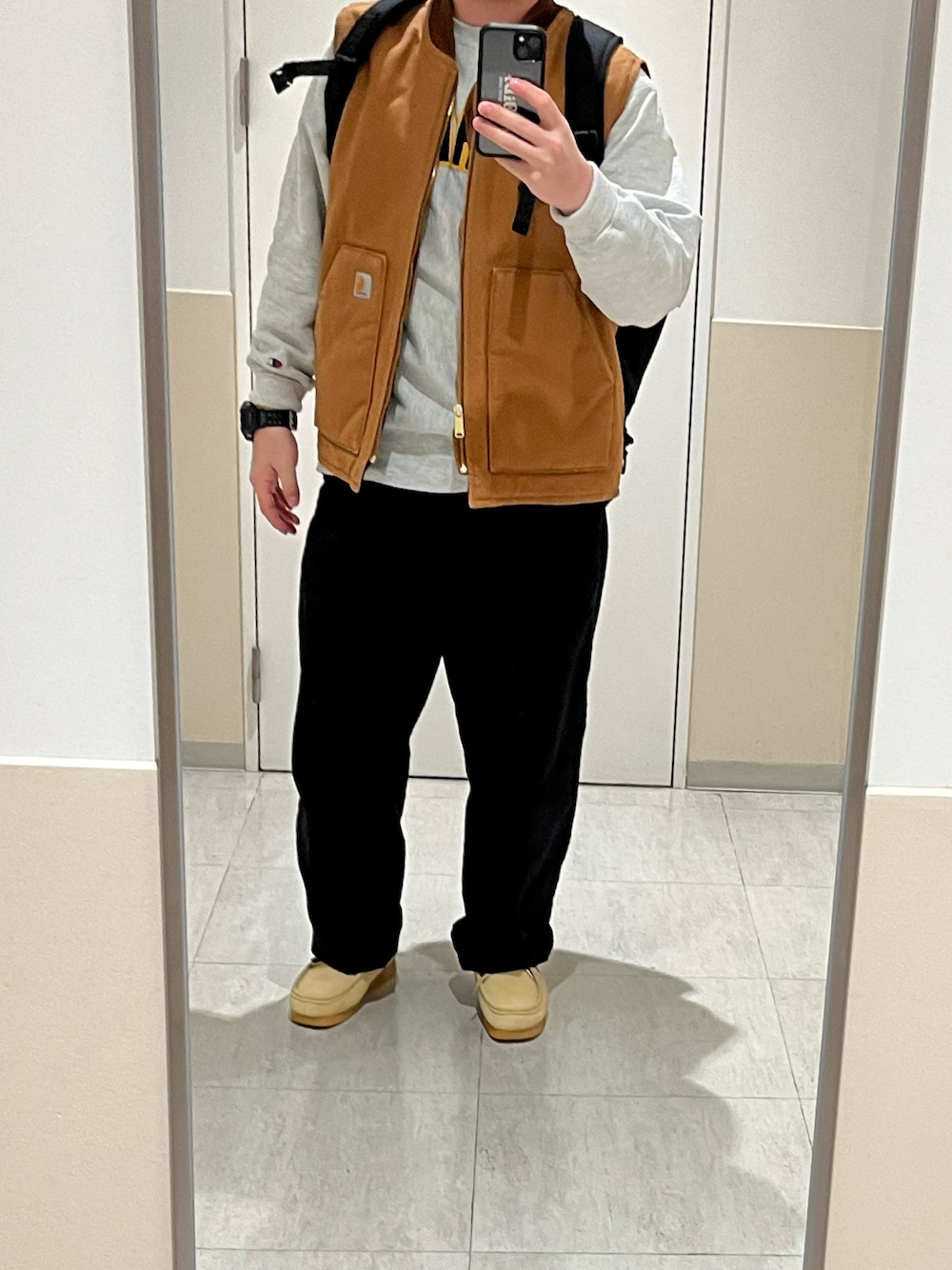 「冬コーデ、お出かけコーデ、carhartt、ベストコーデ、clarks、ワラビー、Champion、REVERSE WEAVE、90'sスタイル、UNIQLO、UNIQLO U、ワイドフィットチノ、チノパン、アメカジコーデ、ショッピングモール」｜「BAICYCLON by Bagjackの【BAICYCLON】DAYPACK CL-01（バックパック/リュック、ブラック系）」を使った、peimax2525さん（メンズ・165cm）の冬コーディネートの1枚目の写真