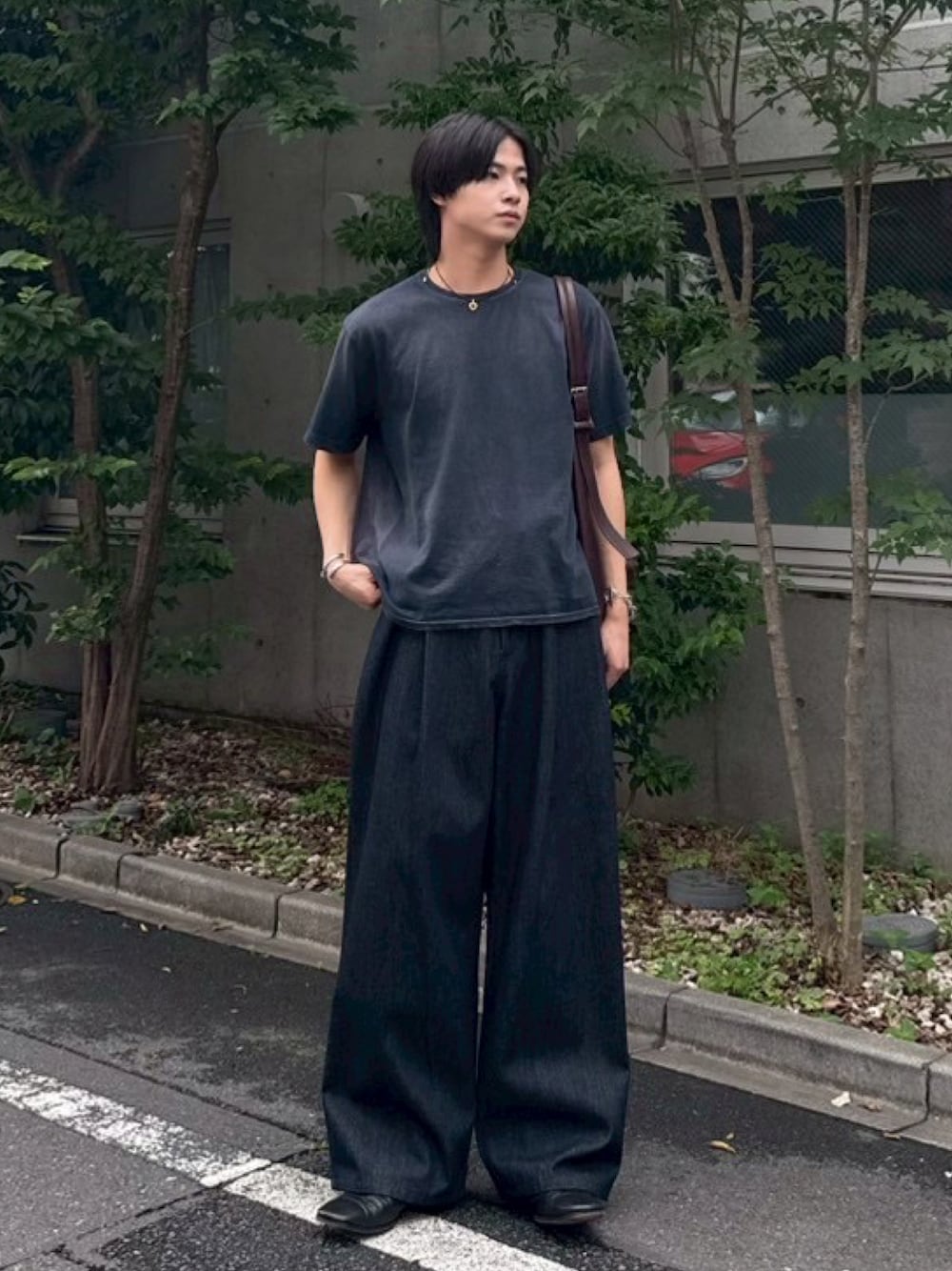 「Tシャツ、ダメージ加工、短丈、短丈トップス、デニム、タックデニム、ワイドパンツ、バルーンパンツ、リジットデニム、ネイビー、バッグ、お出かけコーデ、夏コーデ、休日スタイル、キレイめカジュアル」｜「SINSSのWide balloon denim / ワイドバルーンデニム（デニムパンツ、ブルー系）」を使った、てるさん（メンズ・181cm）の夏コーディネートの1枚目の写真