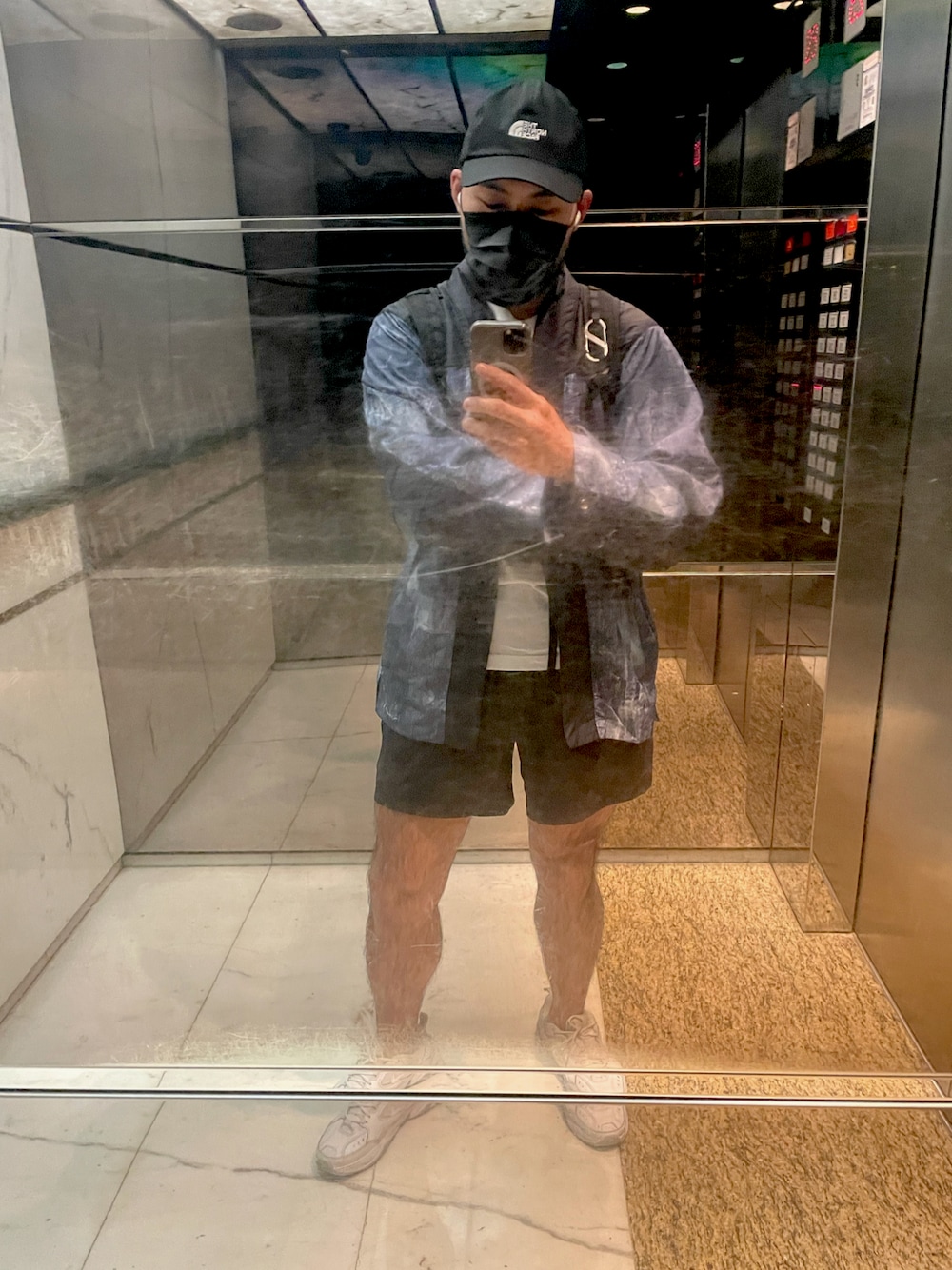 「ootd、sporty」｜「THE NORTH FACEのアイテム（キャップ、ブラック系）」を使った、Mike Chengさん（メンズ・171cm）の冬コーディネートの1枚目の写真