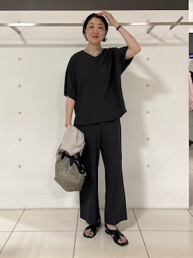 「INDIVI（インディヴィ）の【2WAY】ペーパーミドルバッグ（トートバッグ、ブラック系）」を使った、yuriさん（レディース・170cm）の夏コーディネート