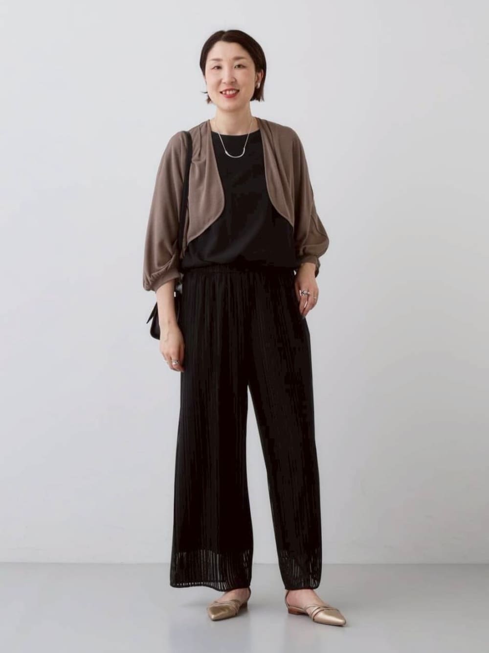 ブラウン系のカーディガン/ボレロ、ブラック系のシャツ/ブラウス、ブラック系のその他パンツを着用したレディースの秋コーディネートの1枚目の写真