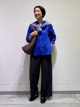 「INDIVI（インディヴィ）の【接触冷感／2WAY】カシュクールリネンシャツ（シャツ/ブラウス、ブルー系）」を使った、yuriさん（レディース・170cm）の春コーディネート
