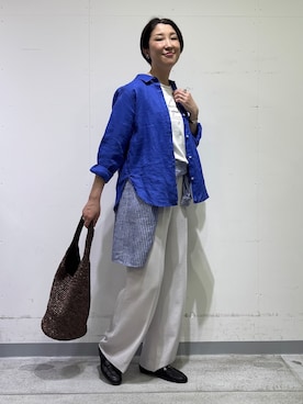 「INDIVI（インディヴィ）の【接触冷感／2WAY】カシュクールリネンシャツ（シャツ/ブラウス、ブルー系）」を使った、yuriさん（レディース・170cm）の春コーディネート