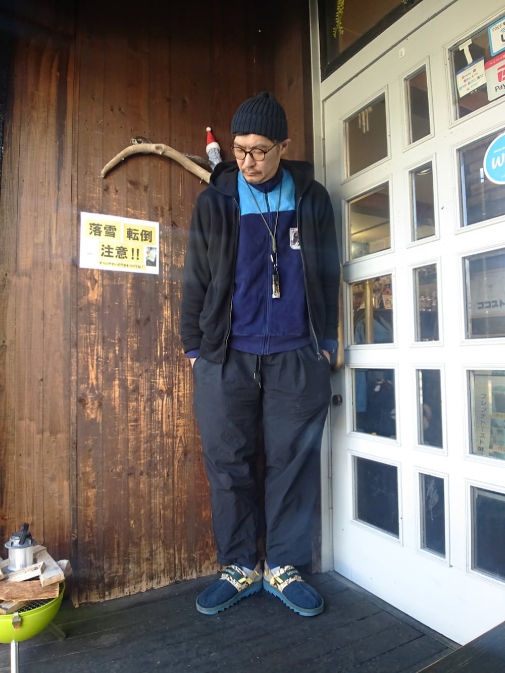 ブルー系のサンダル、ブラック系のスラックス、ブルー系のジャージを着用したメンズの春コーディネートの1枚目の写真