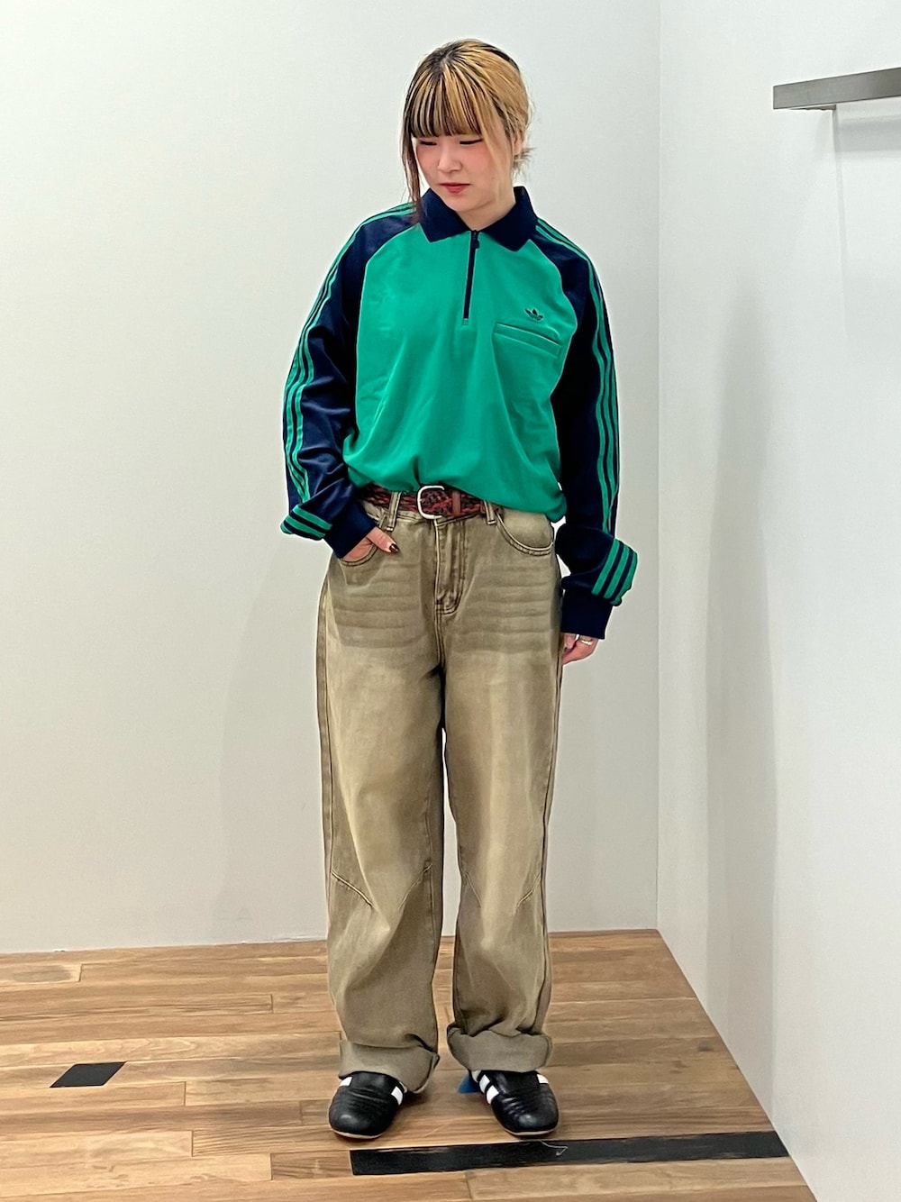 「スニーカー、adidas、ロンT、長袖シャツ、アディダス、ポロシャツ、adidas originals、アディダスオリジナルス、70s、テコンドー」｜「adidasのVELOUR POLO / アディダスオリジナルス adidas Originals（ポロシャツ、グリーン系）」を使った、NRさん（レディース・153cm）の秋コーディネートの1枚目の写真