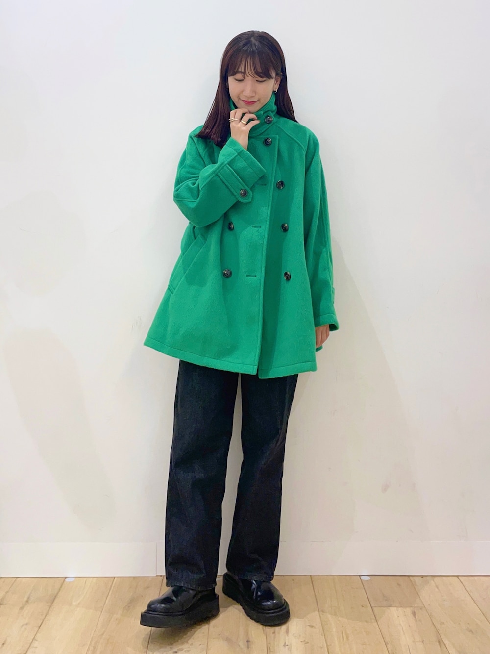 「フレアパンツ、コート、グリーン、デニム、ブーツ、韓国ファッション、シンプルコーデ、秋冬コーデ、きれいめカジュアル、カジュアルコーデ、SENSEOFPLACE、ステンカラーコート、大人カジュアル、お出かけコーデ、プチプラコーデ」｜「SENSE OF PLACE by URBAN RESEARCHのウールライク2WAYステンカラーミドルコート（ステンカラーコート、グリーン系）」を使った、maiさん（レディース・162cm）の秋コーディネートの1枚目の写真
